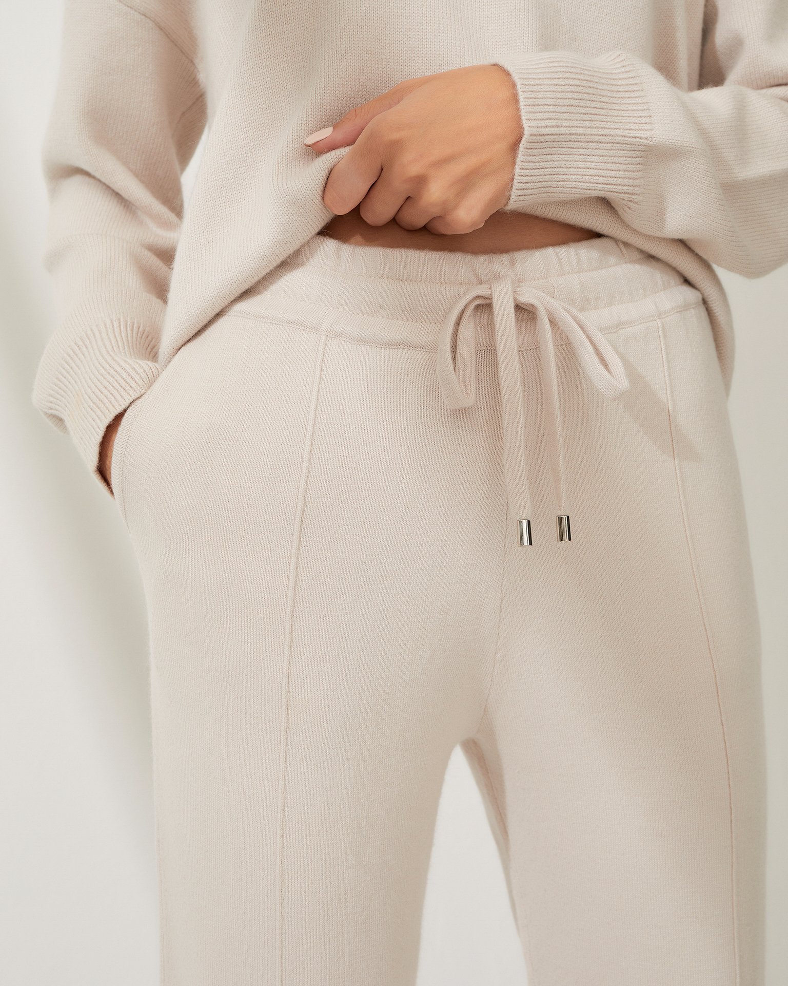 Зауженные брюки на резинке в бежевом цвете 6