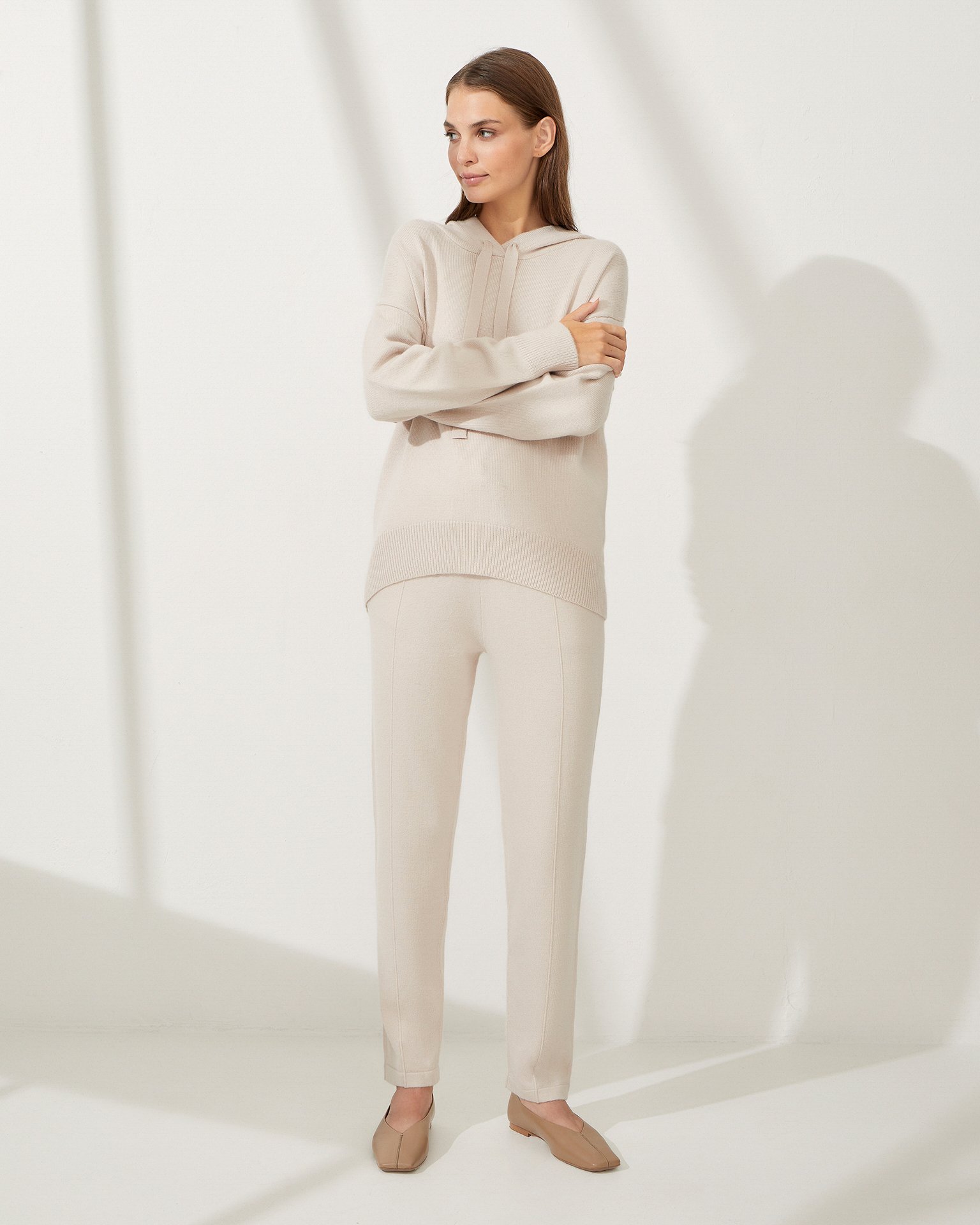 Зауженные брюки на резинке в бежевом цвете 5