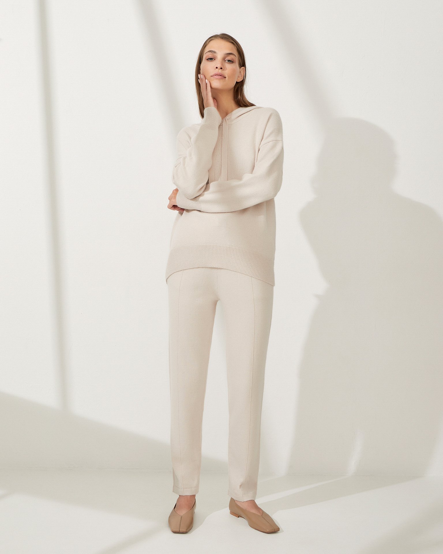 Зауженные брюки на резинке в бежевом цвете 3