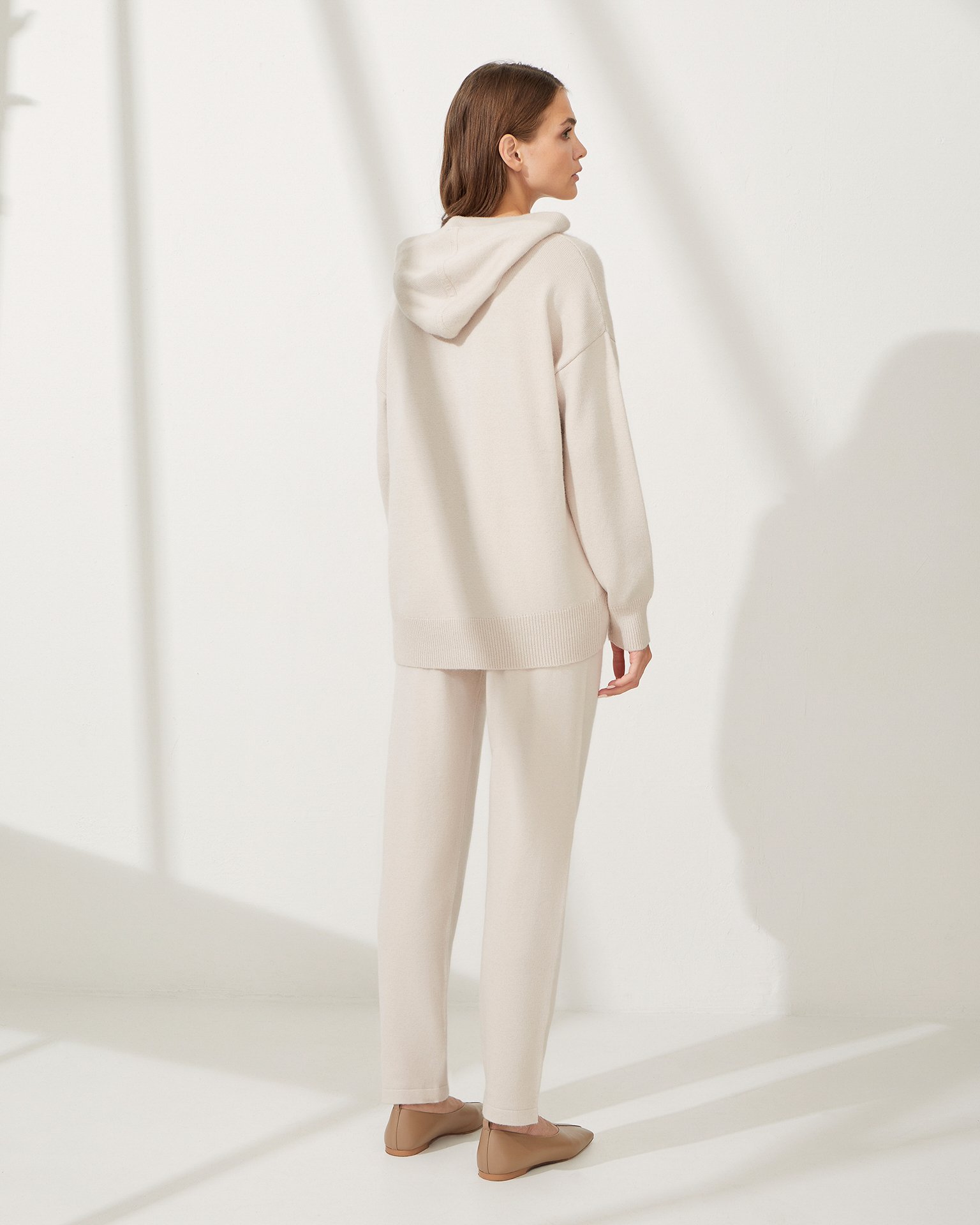 Зауженные брюки на резинке в бежевом цвете 4