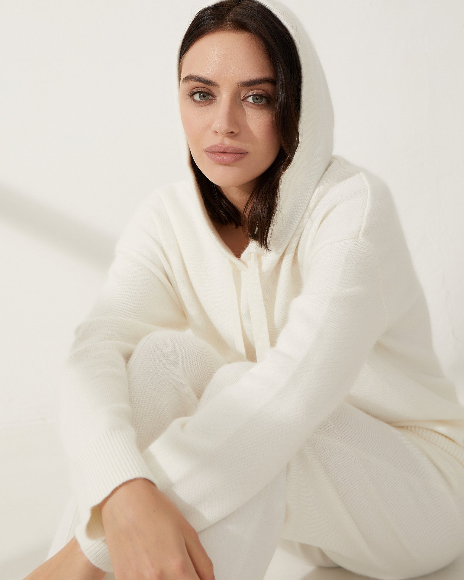 Зауженные брюки на резинке в молочном цвете 2