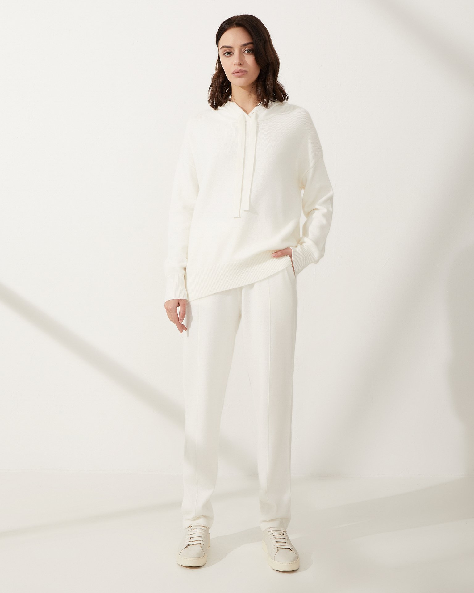 Зауженные брюки на резинке в молочном цвете 3