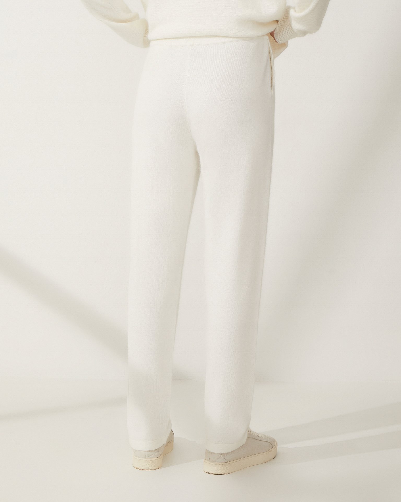 Зауженные брюки на резинке в молочном цвете 4