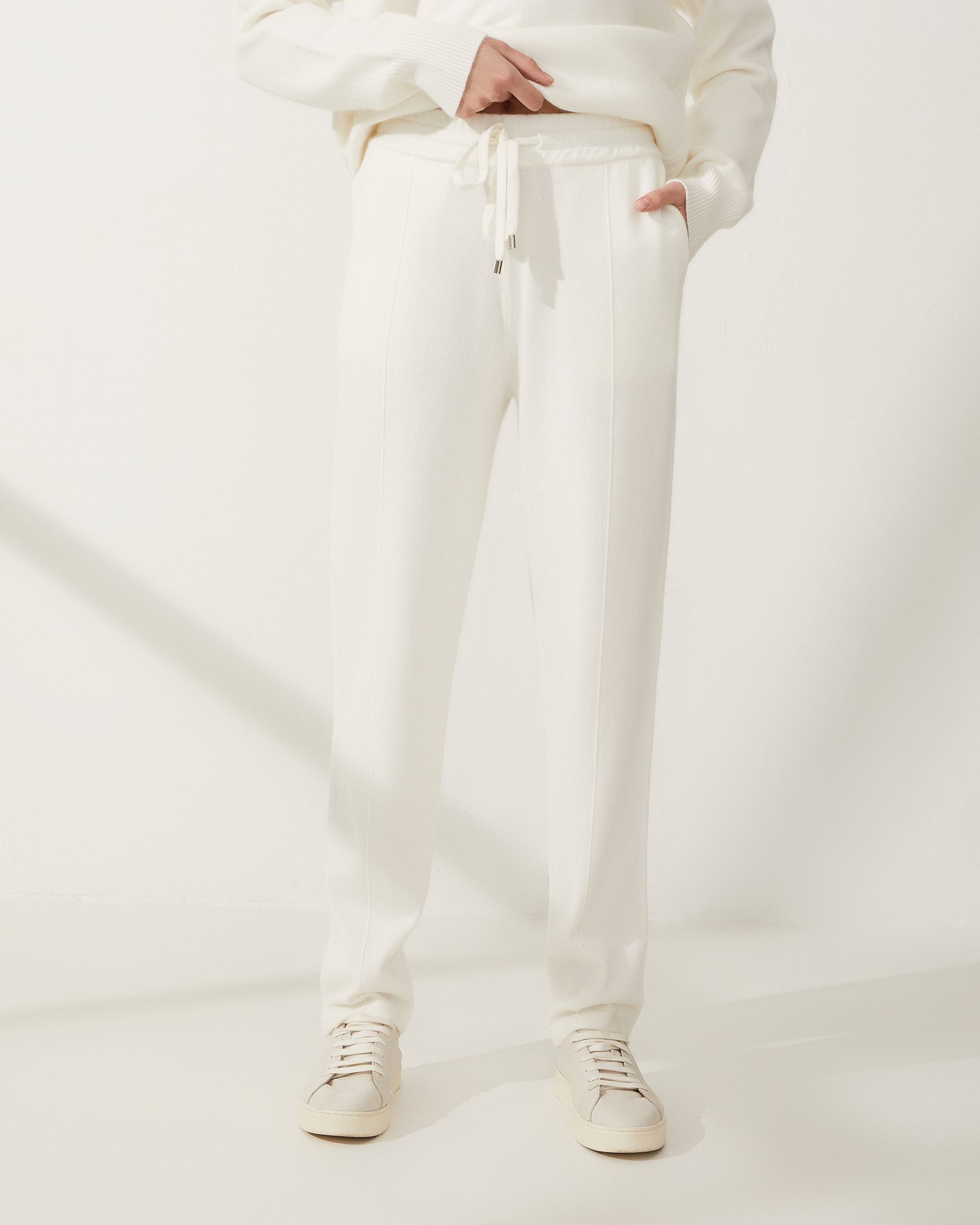 Зауженные брюки на резинке в молочном цвете 5