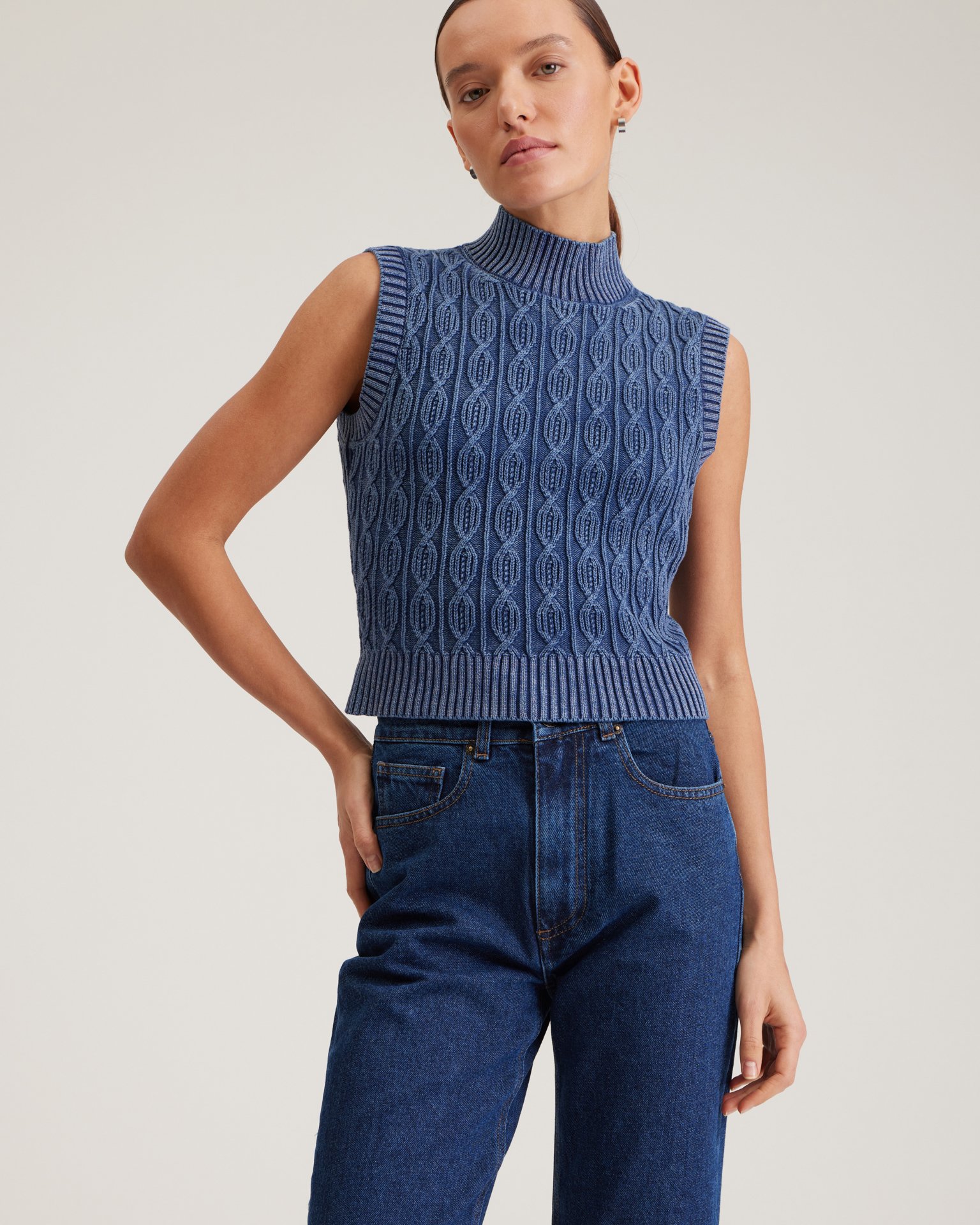 Вязаный жилет 1