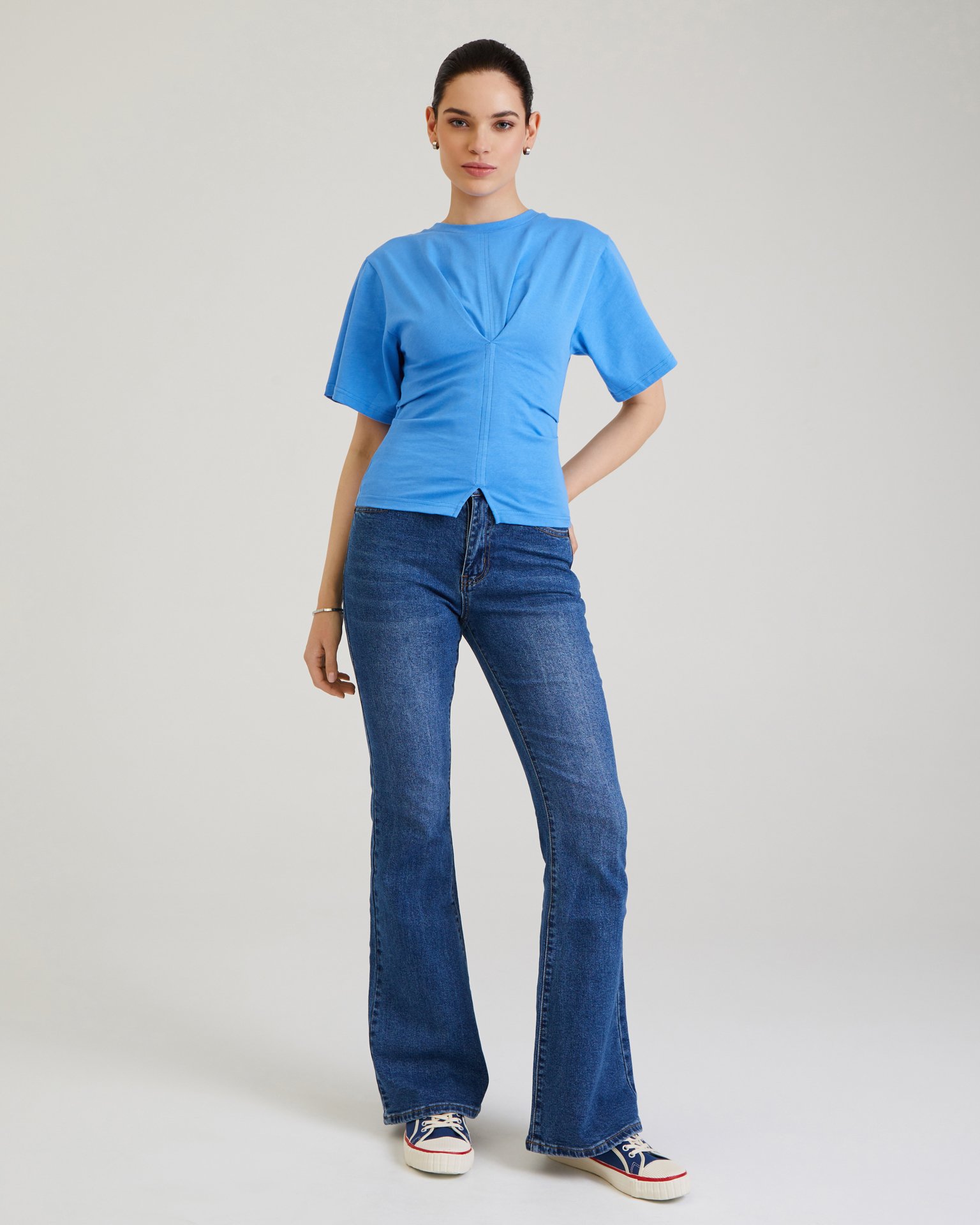 Приталенная футболка в голубом цвете 3