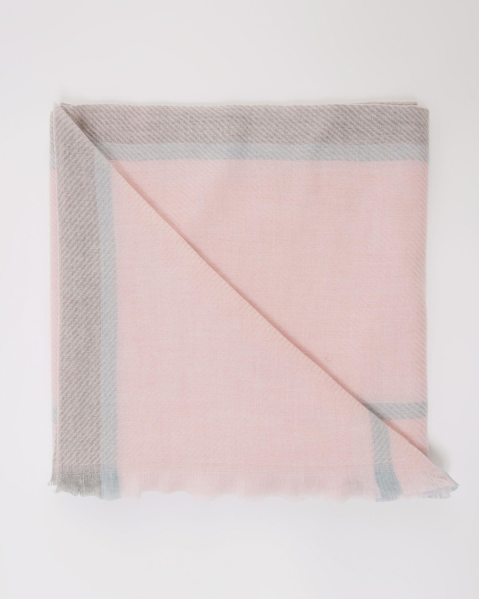 Уютный шарф нежно-розового оттенка 2