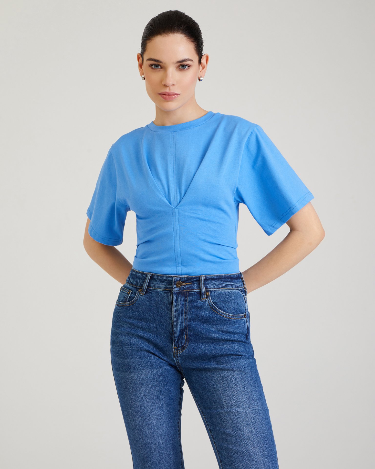 Приталенная футболка в голубом цвете 5