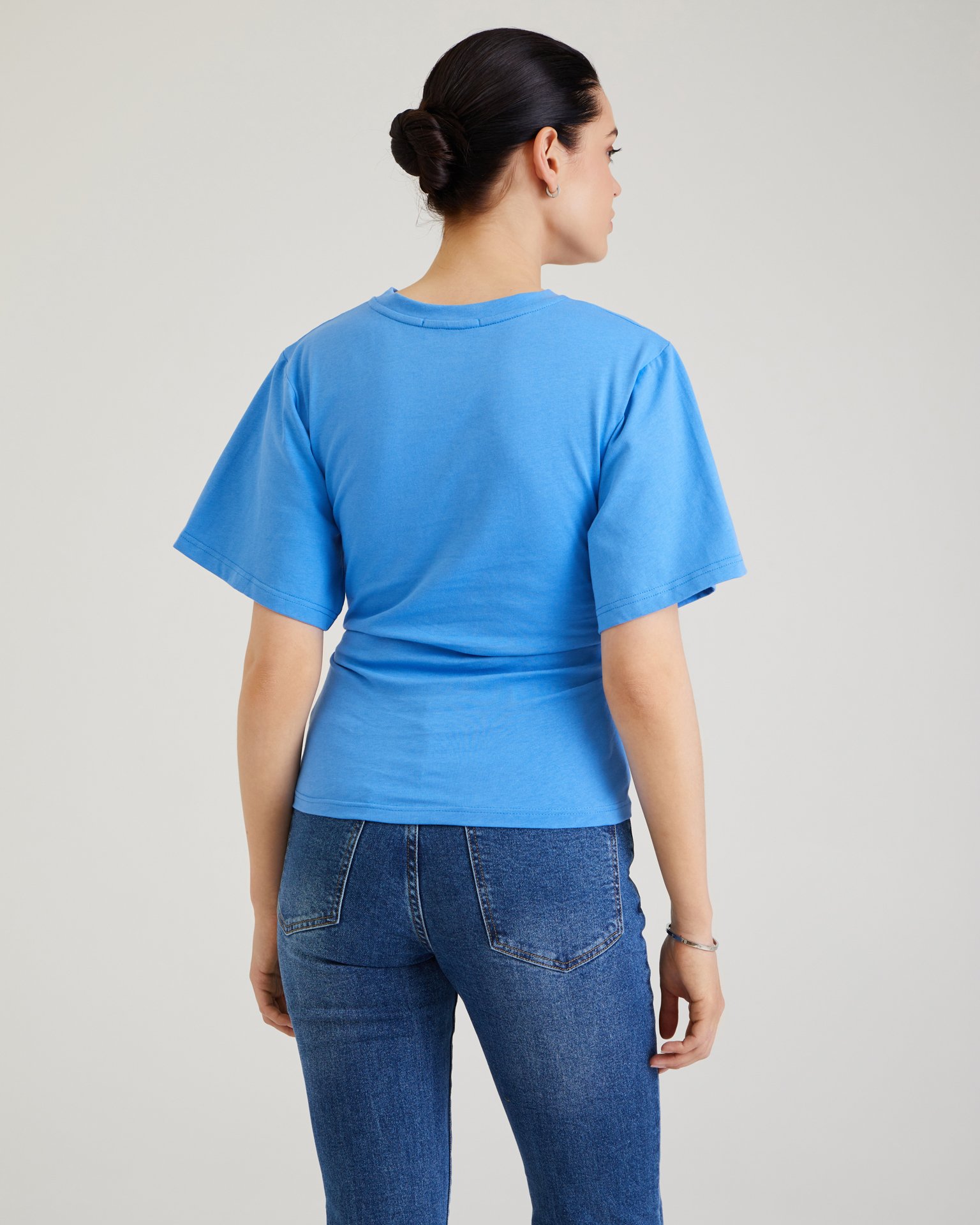 Приталенная футболка в голубом цвете 4