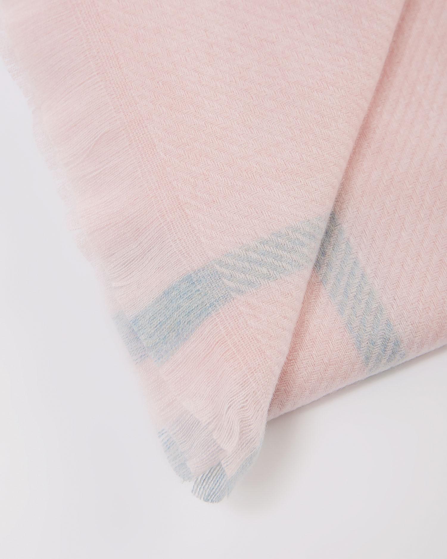 Уютный шарф нежно-розового оттенка 1