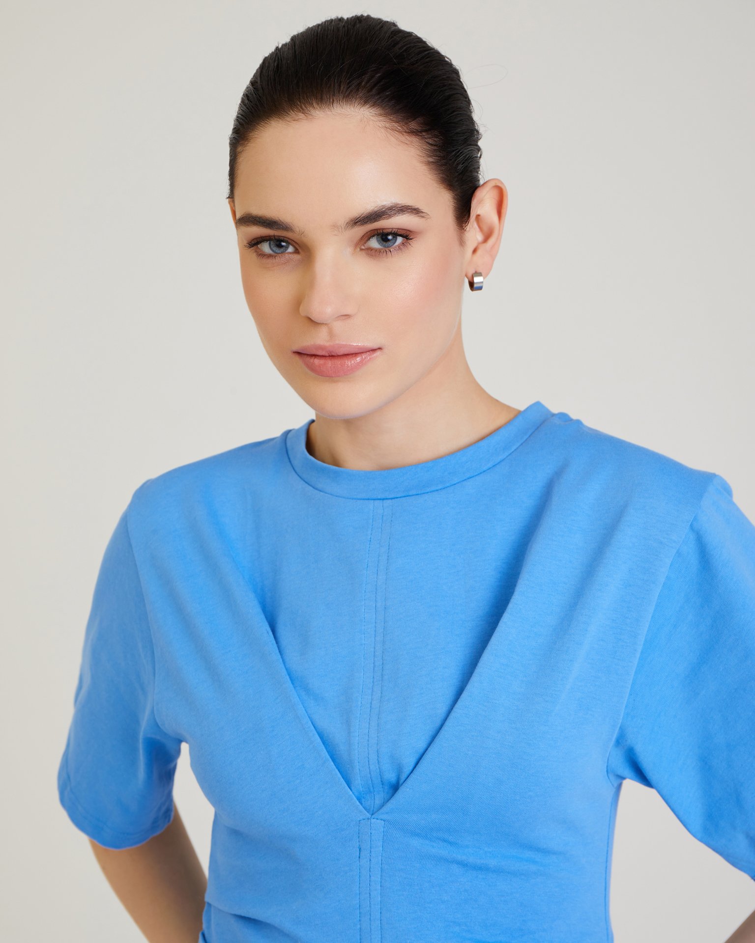 Приталенная футболка в голубом цвете 2