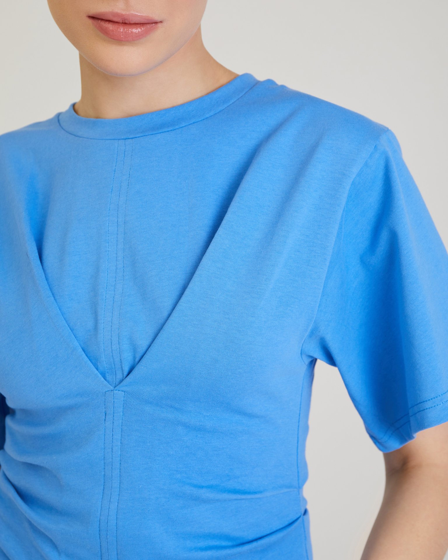 Приталенная футболка в голубом цвете 7