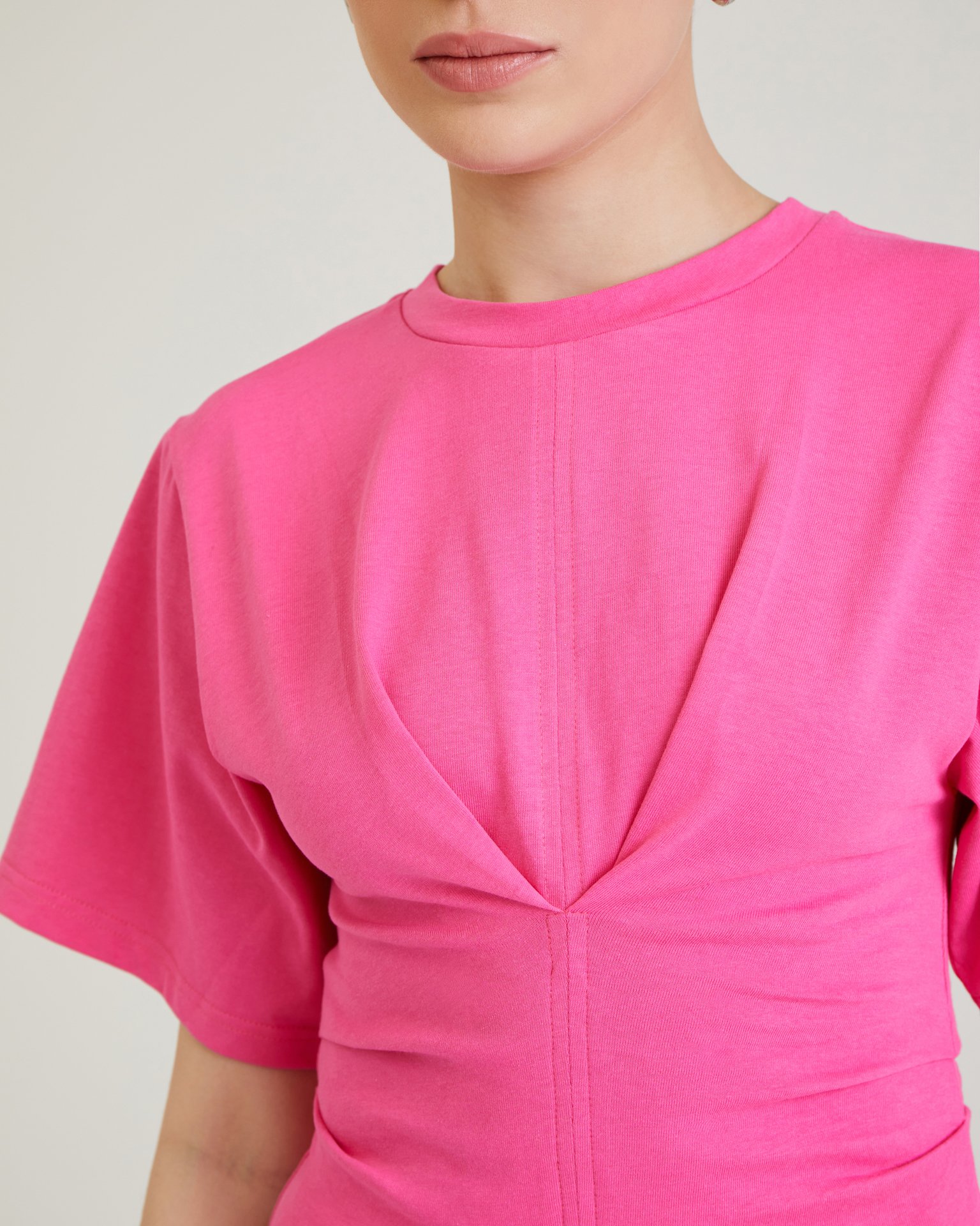 Приталенная футболка в розовом цвете 7