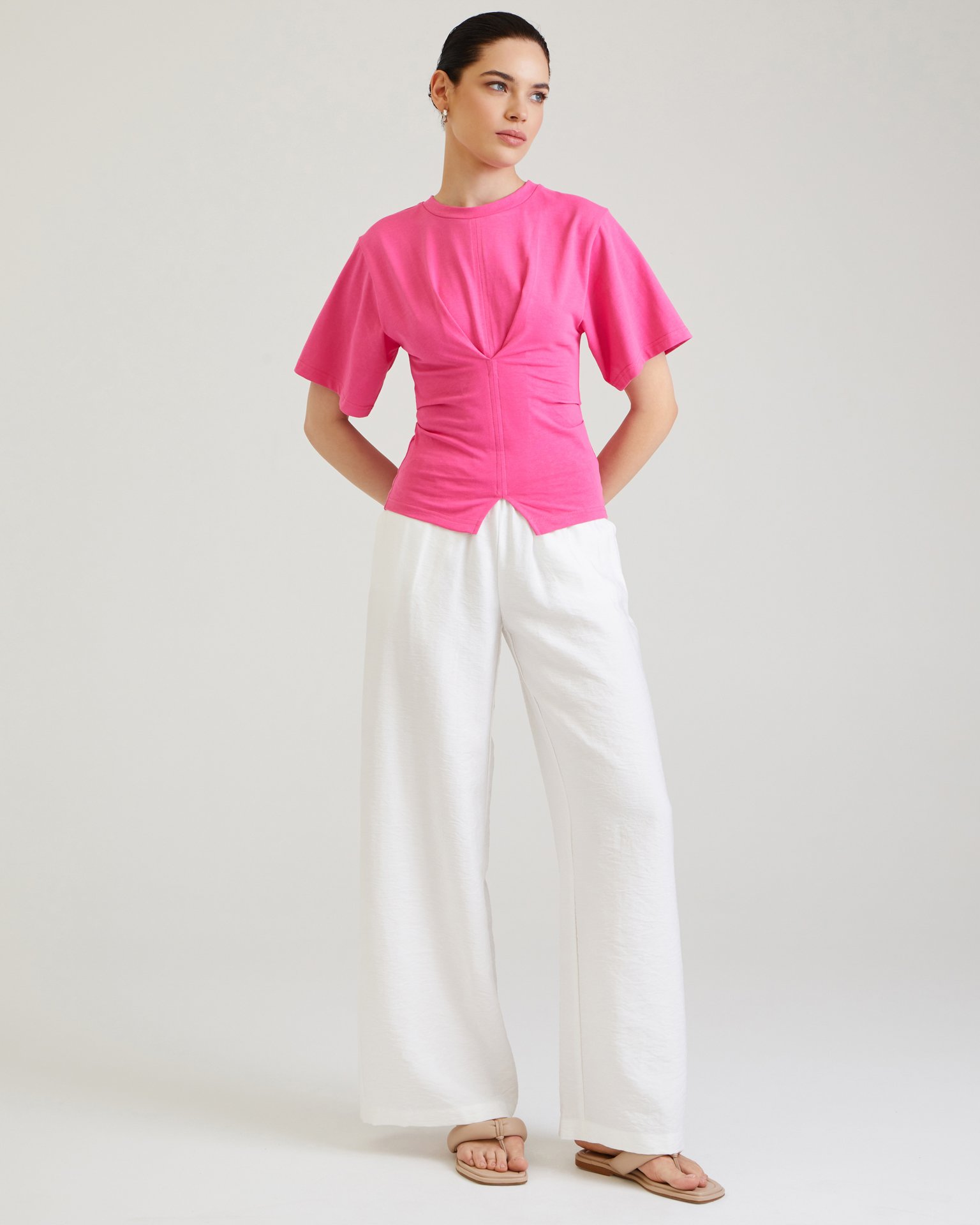 Приталенная футболка в розовом цвете 2