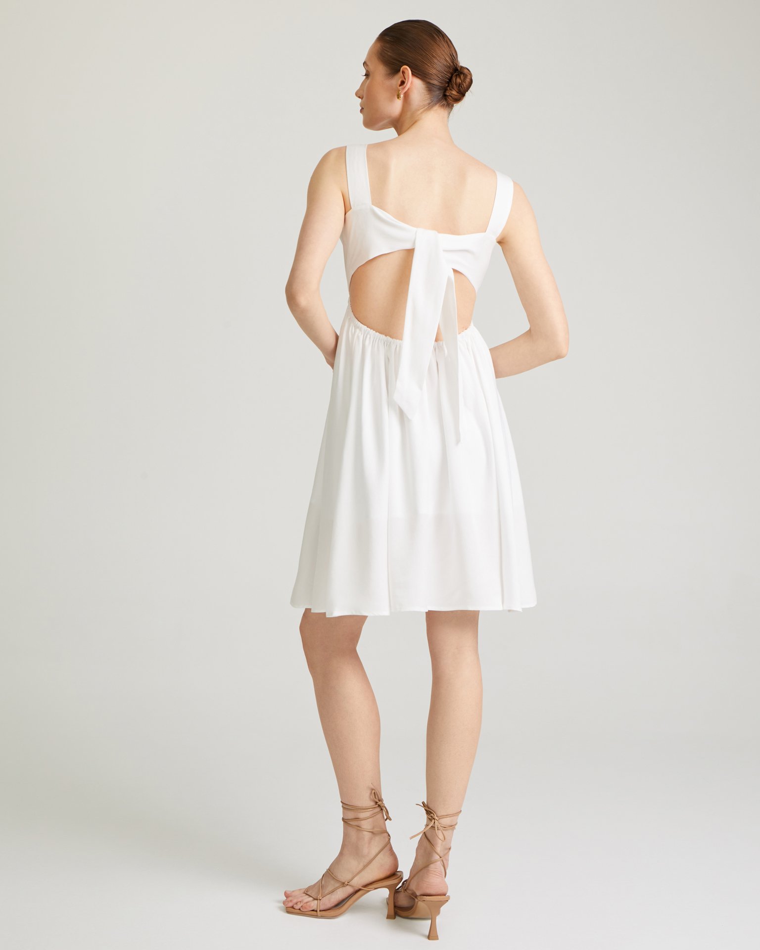 Платье с открытой спиной в белом цвете 3