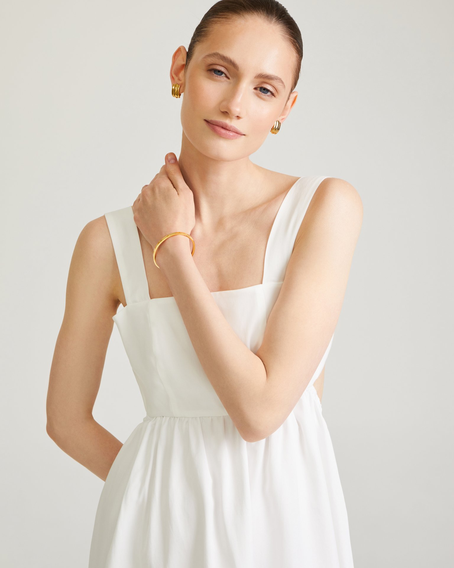 Платье с открытой спиной в белом цвете 5