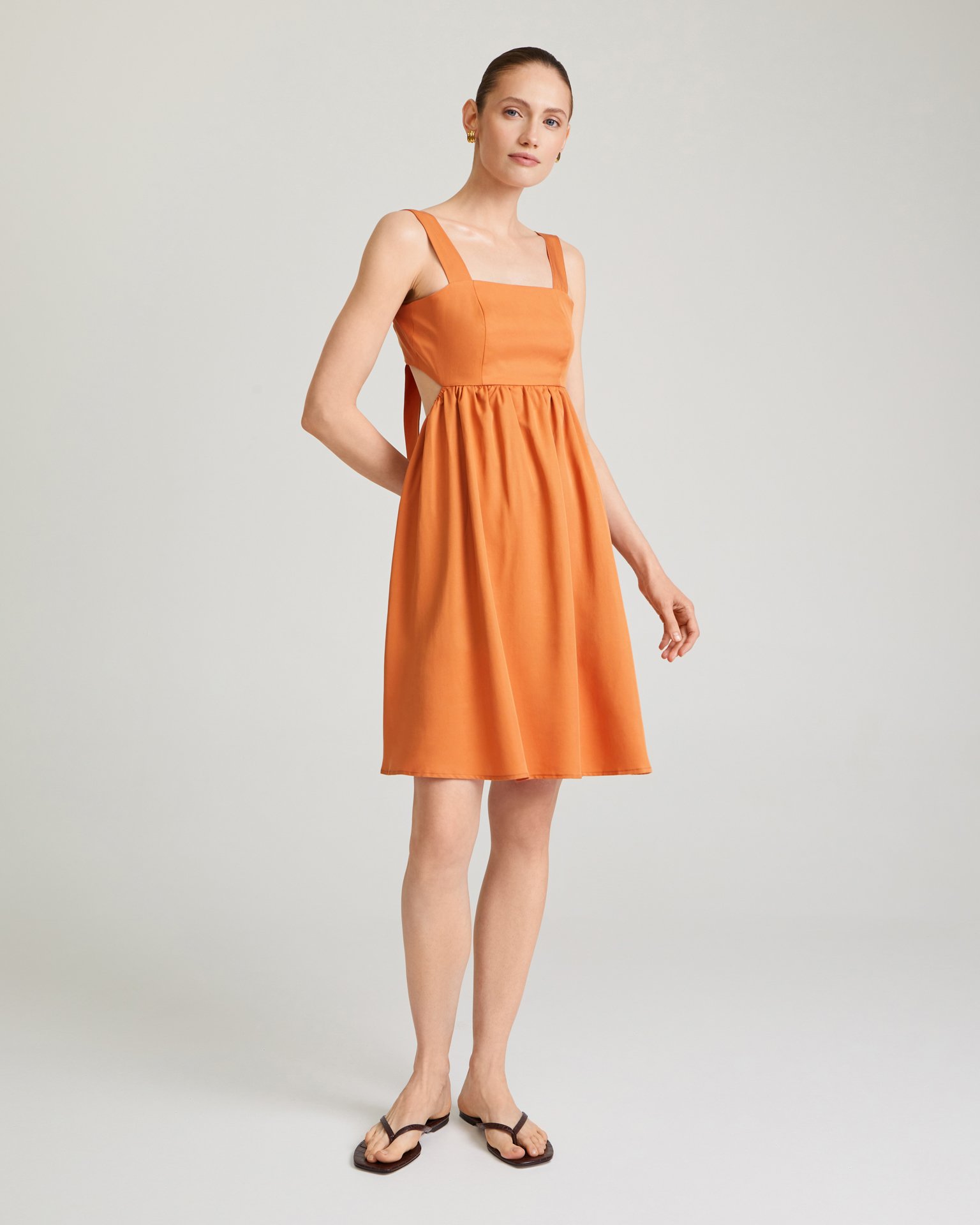 Платье с открытой спиной в терракотовом цвете 1