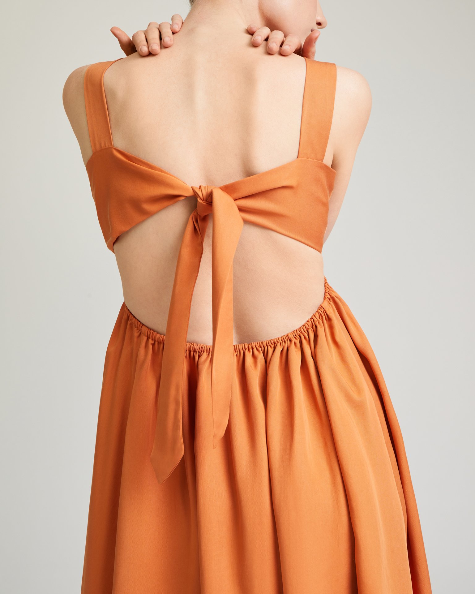 Платье с открытой спиной в терракотовом цвете 4