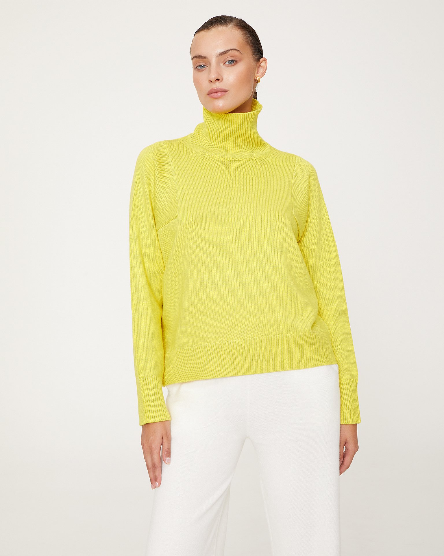Базовый джемпер с горлом в желтом цвете 4