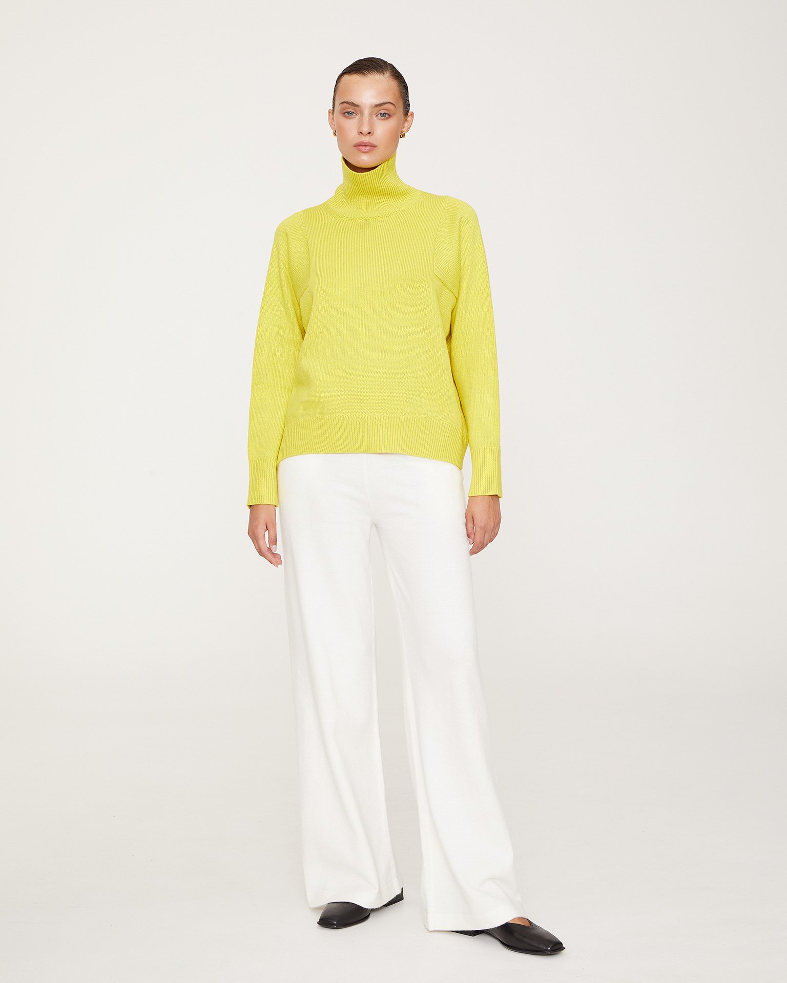 Базовый джемпер с горлом в желтом цвете 5