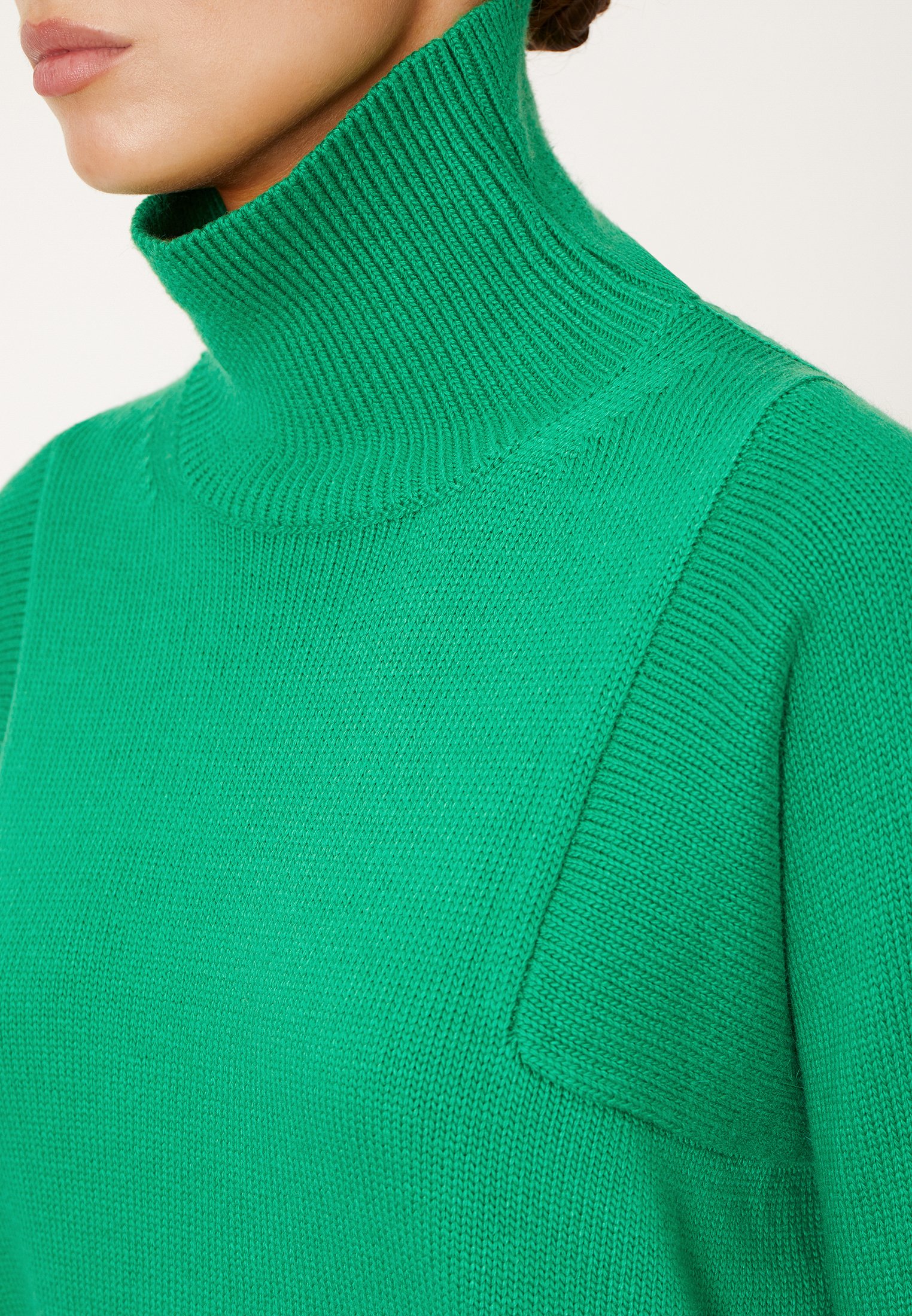 Базовый джемпер с горлом в зеленом цвете 5