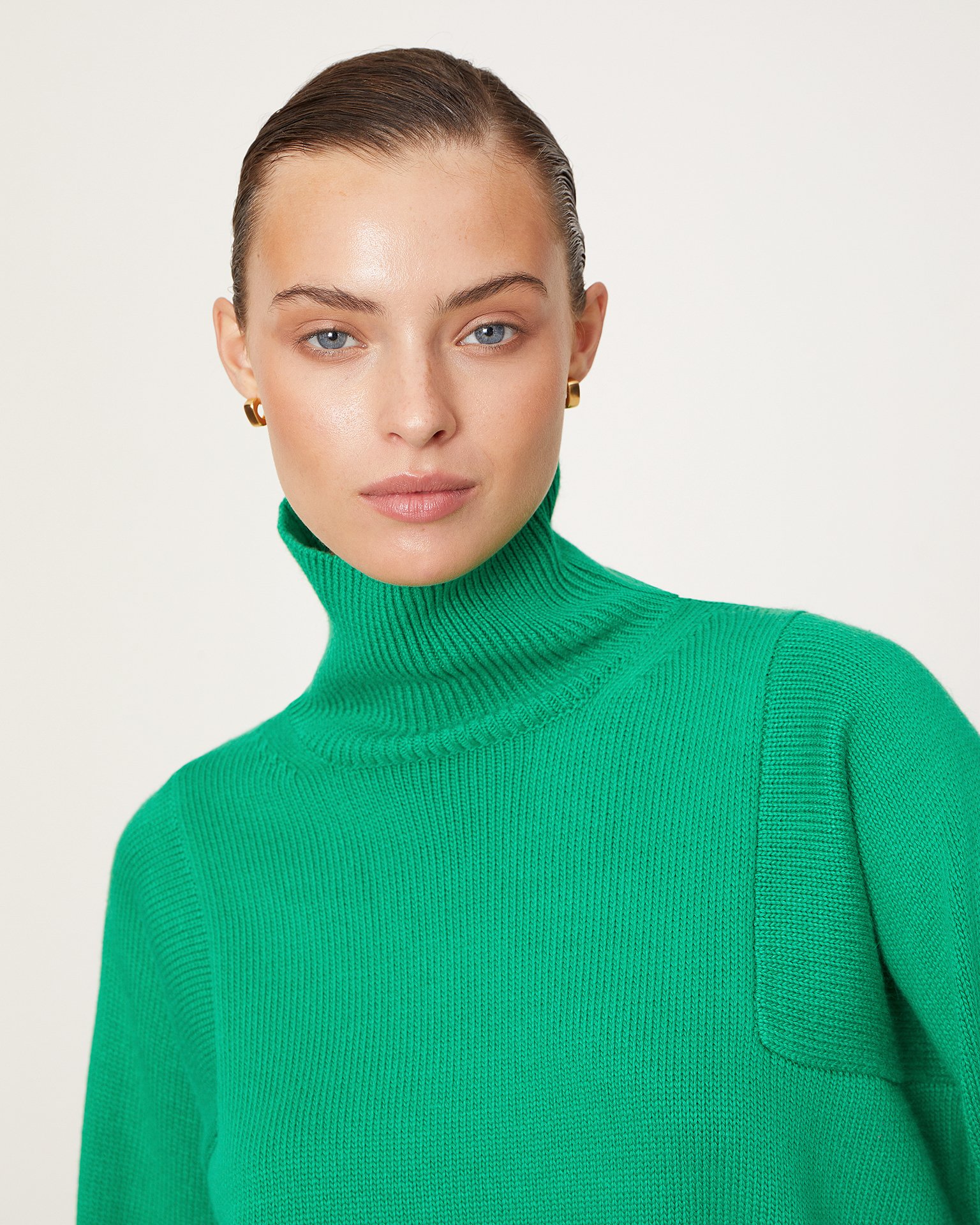 Базовый джемпер с горлом в зеленом цвете 4