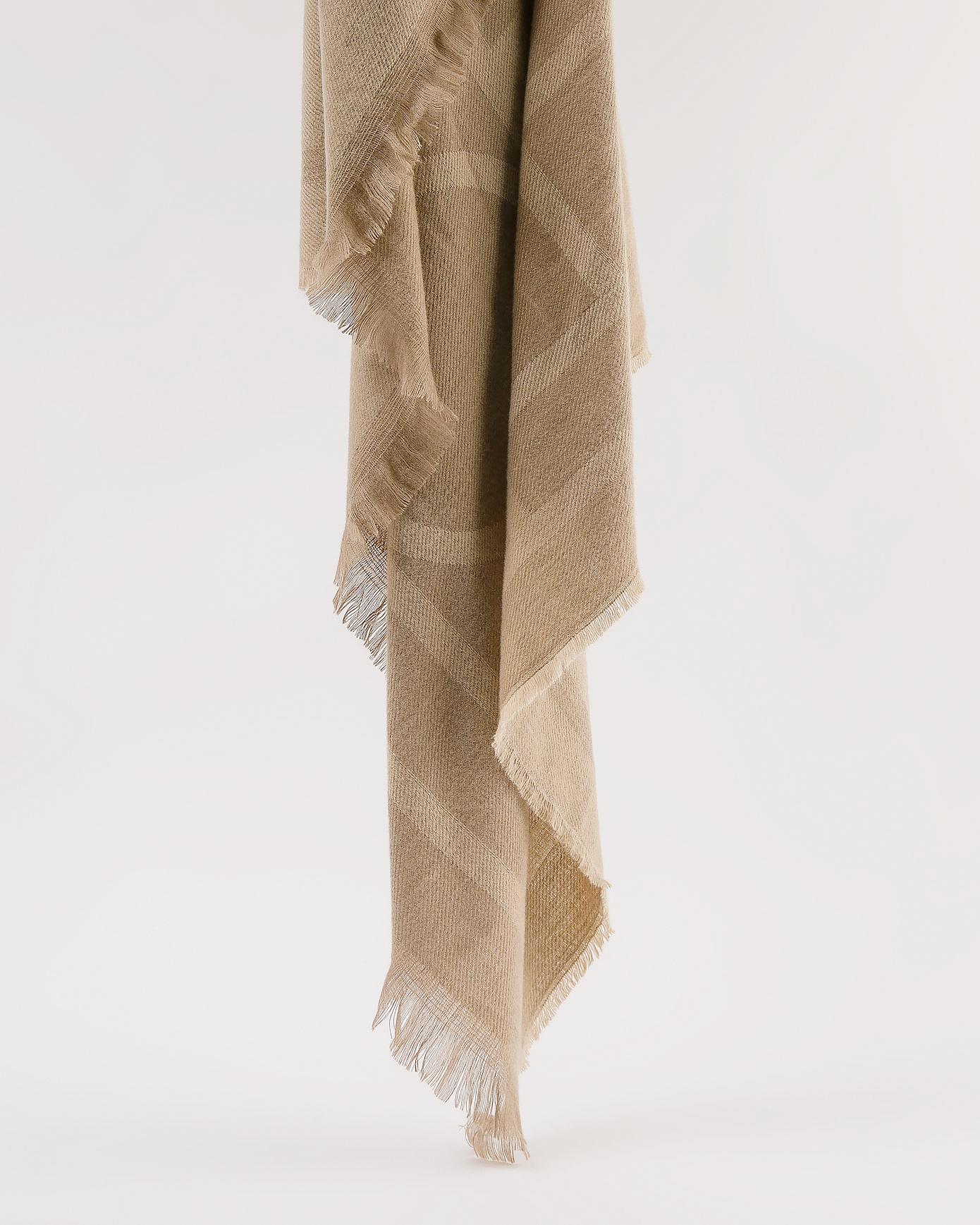 Палантин песочного оттенка с бахромой на кромках 3