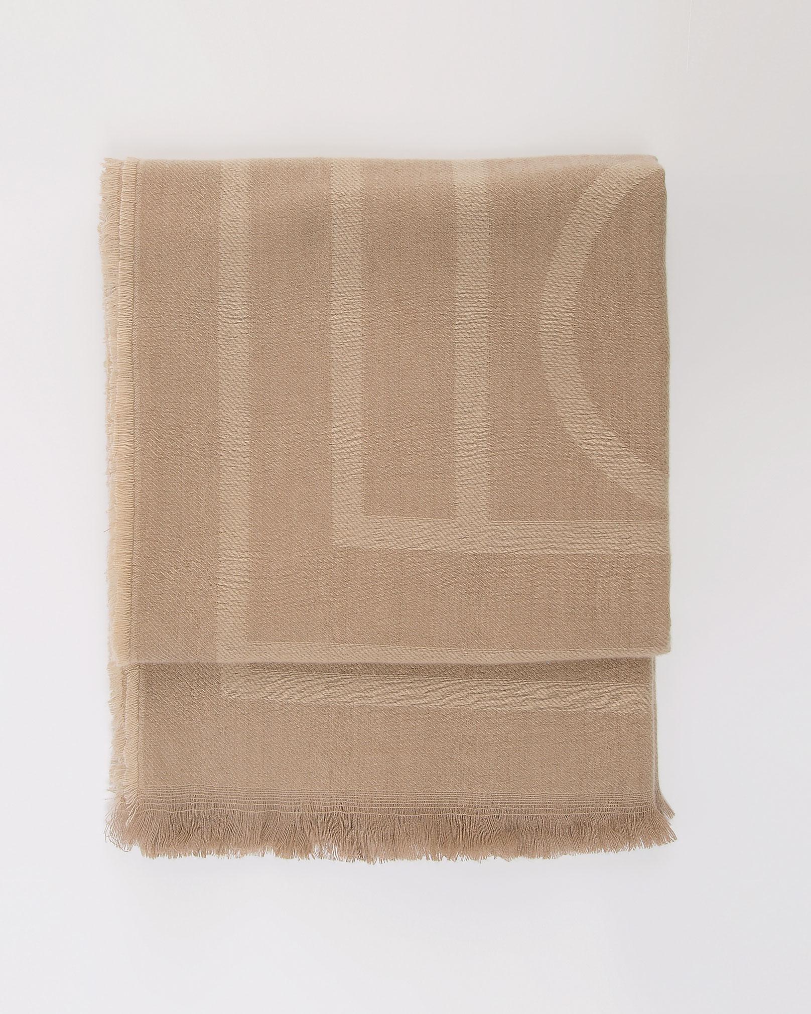 Палантин песочного оттенка с бахромой на кромках 1