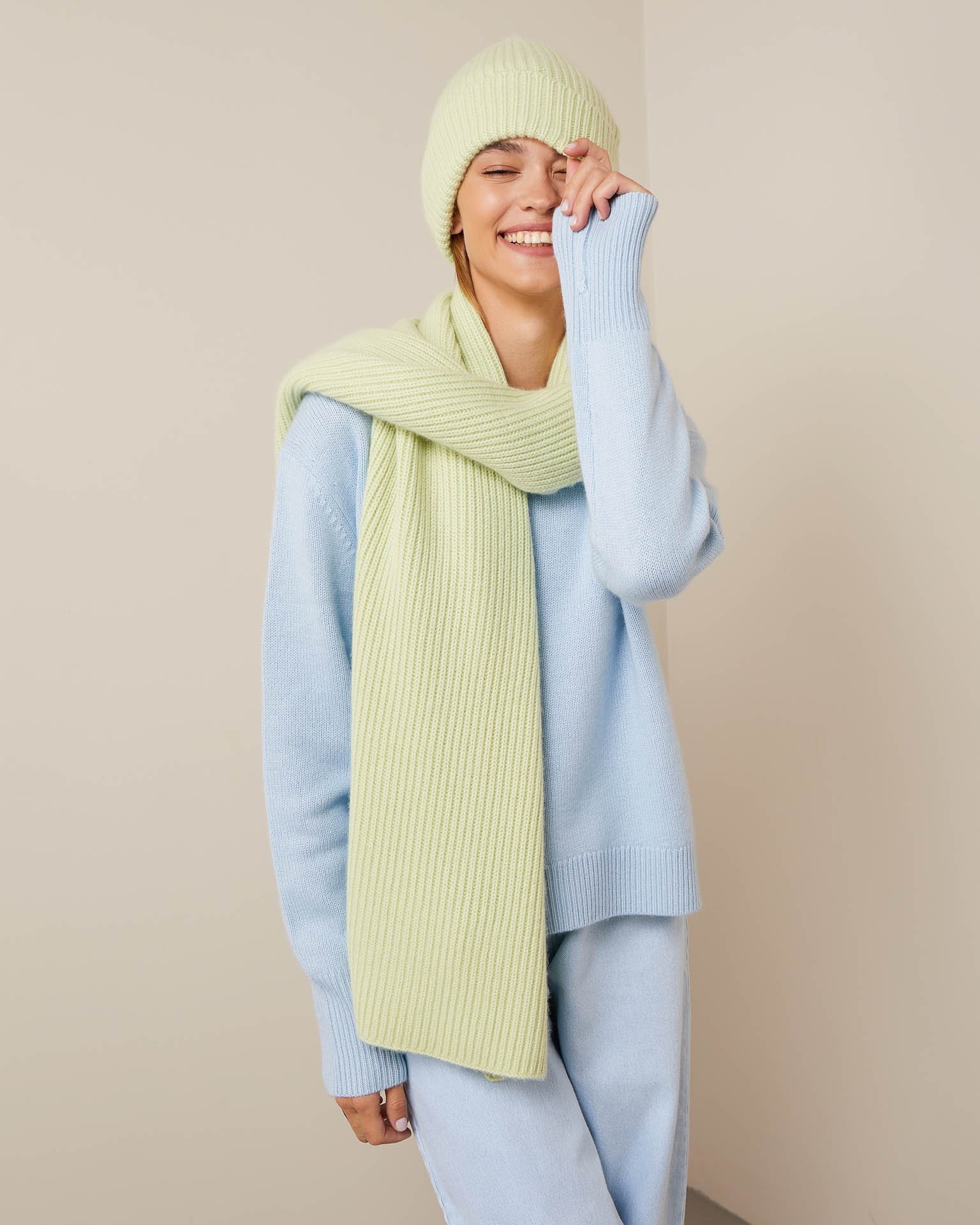 Шарф салатового оттенка 2