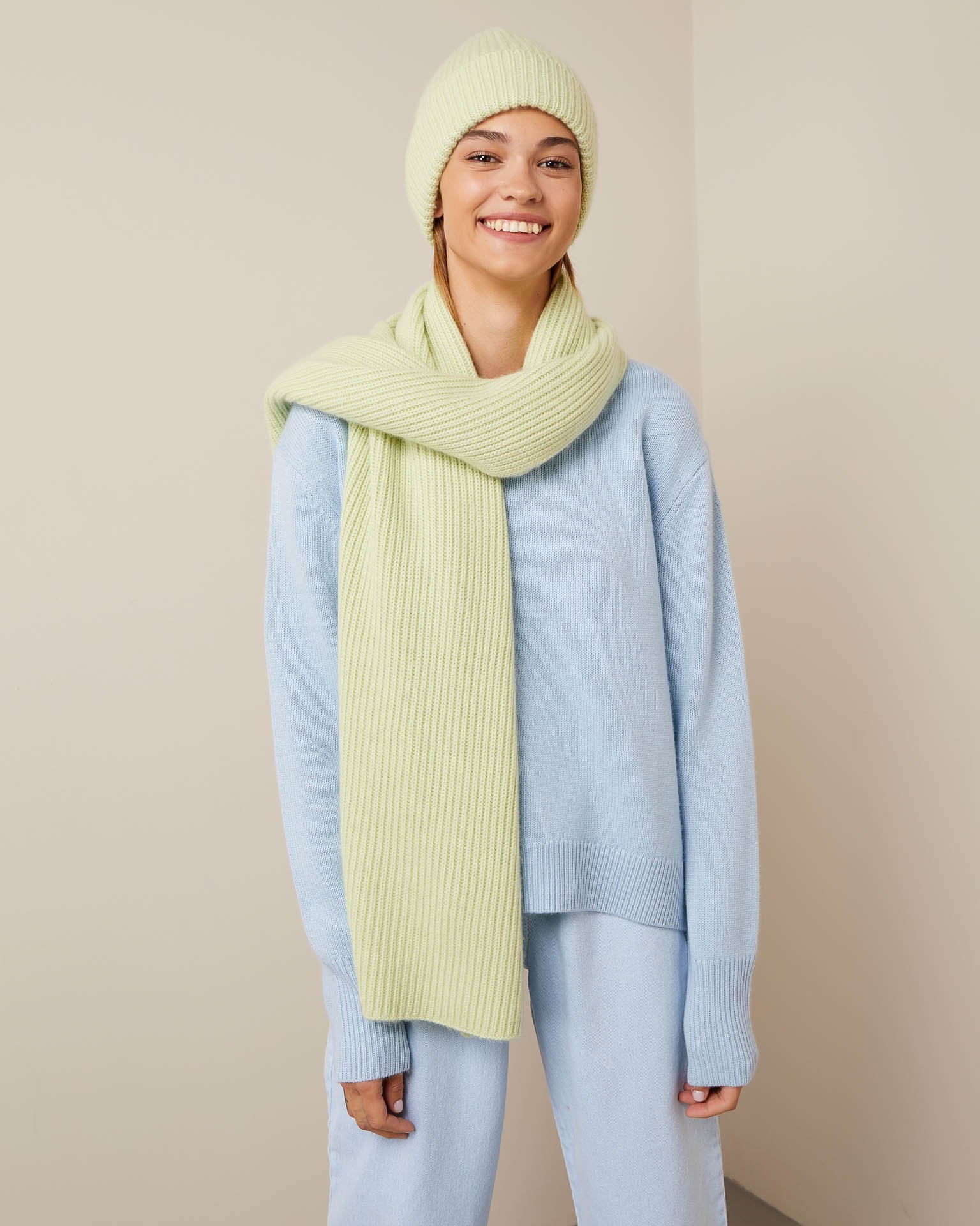 Шарф салатового оттенка 3