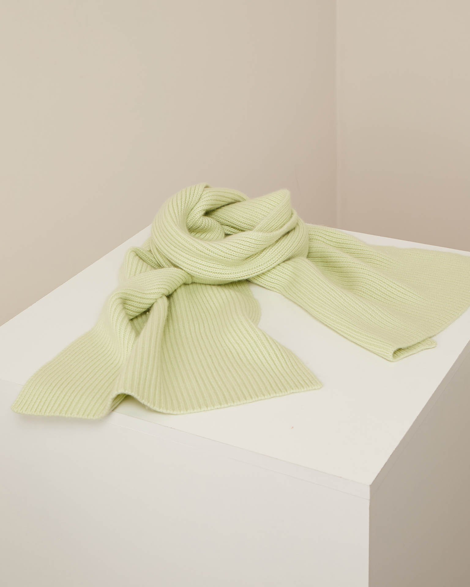 Шарф салатового оттенка 1