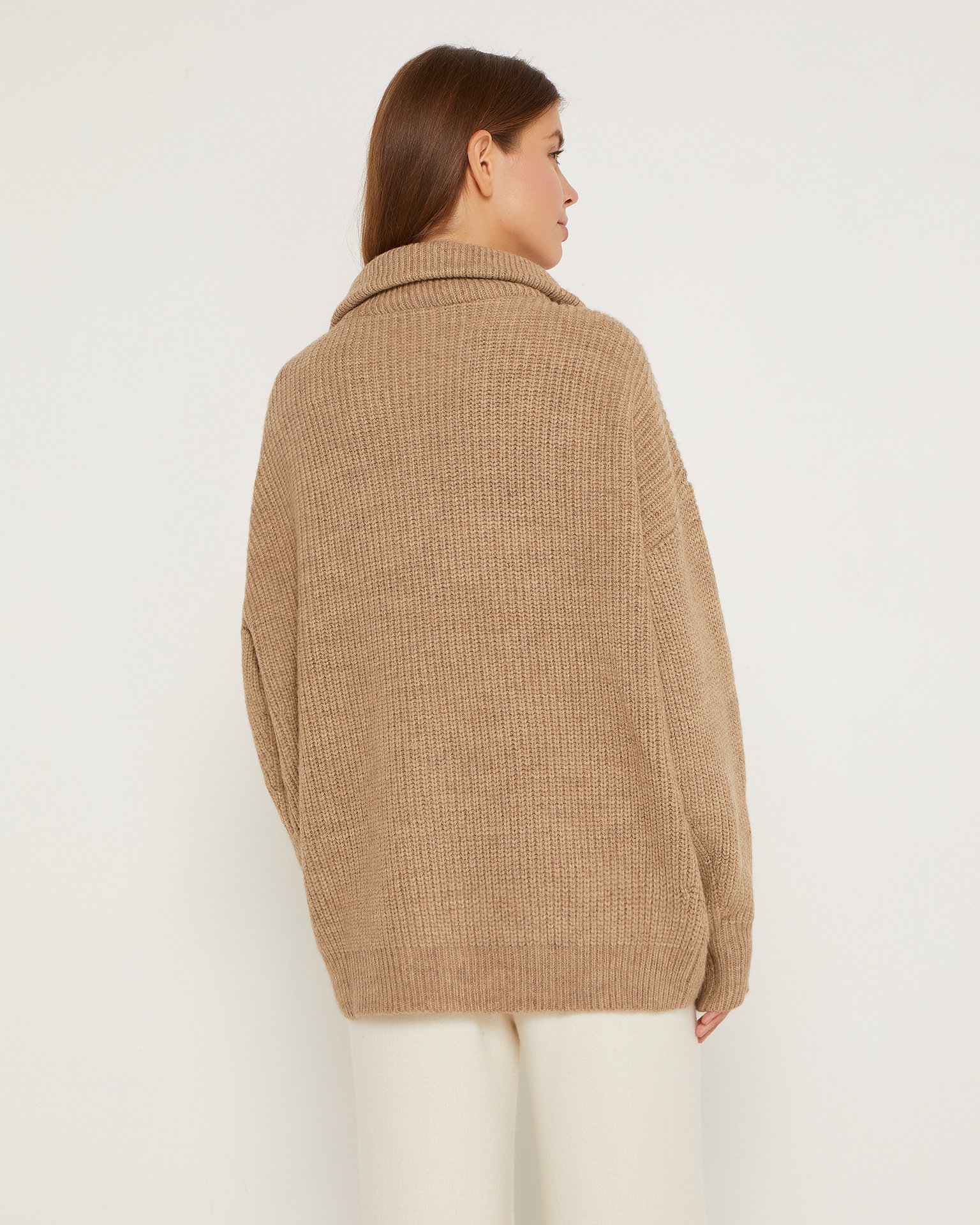 Объемный коричневый джемпер 3