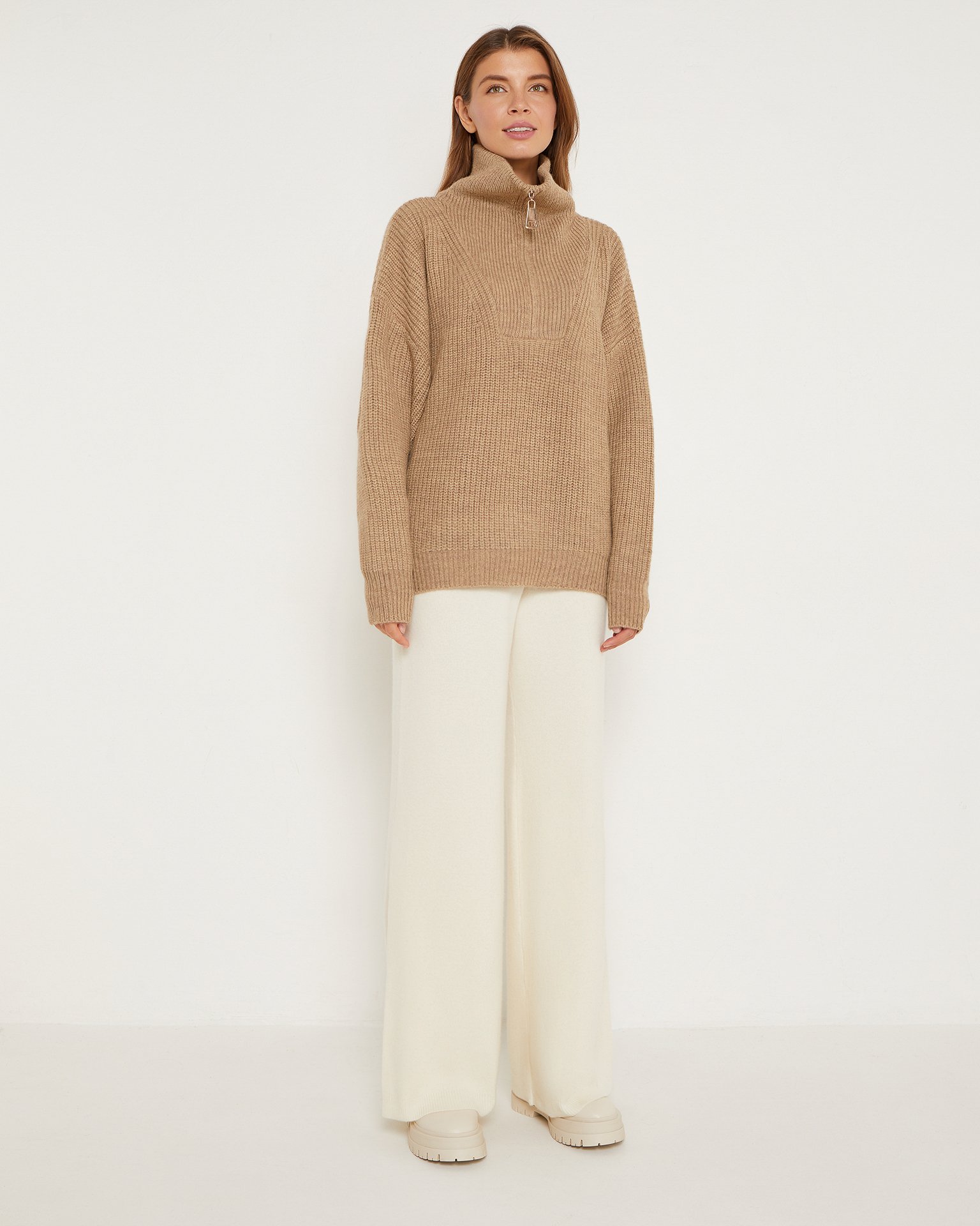 Объемный коричневый джемпер 2