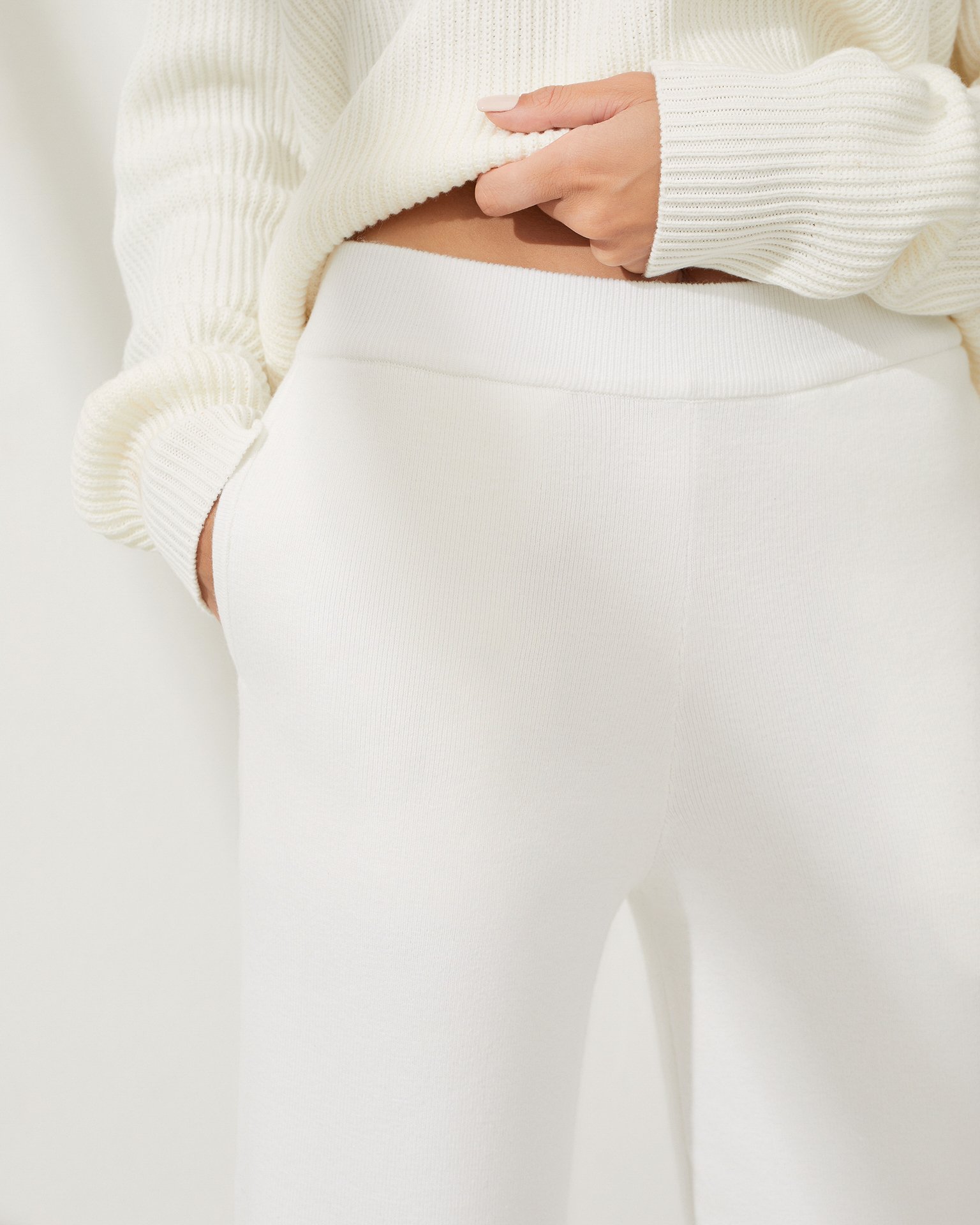 Трикотажные брюки в белом цвете 5
