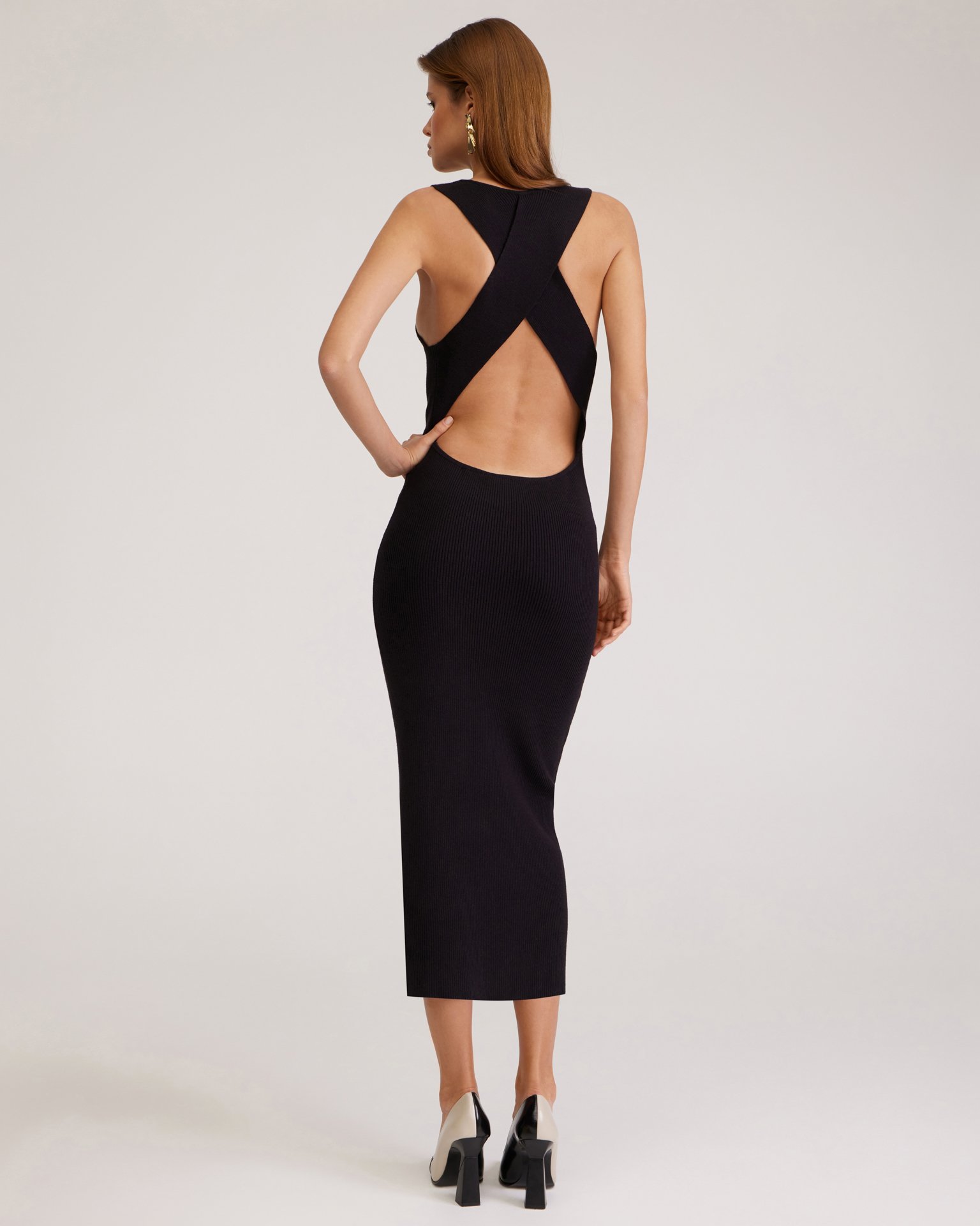 Платье с открытой спиной в черном цвете 3