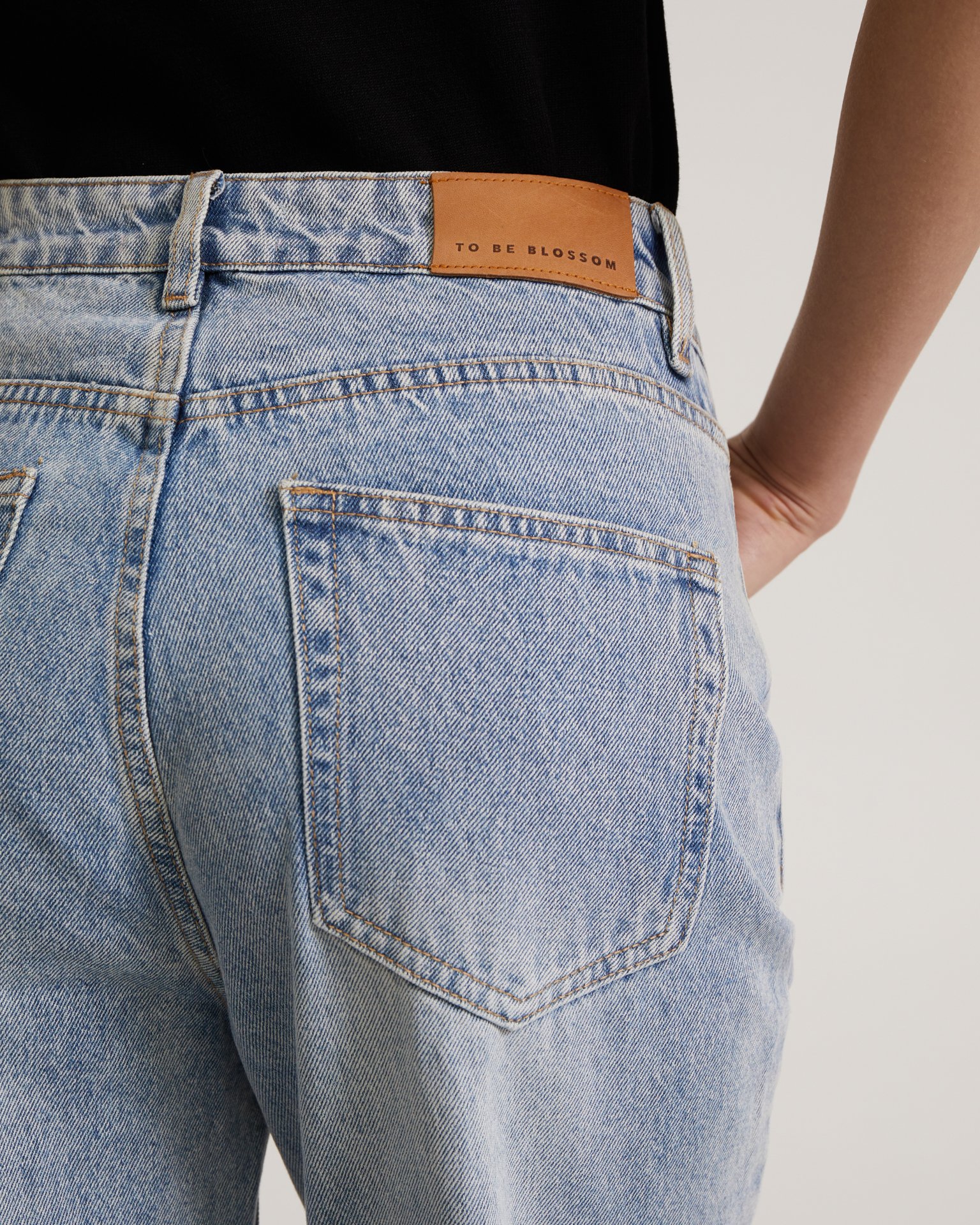 Джинсы с потертостями 9