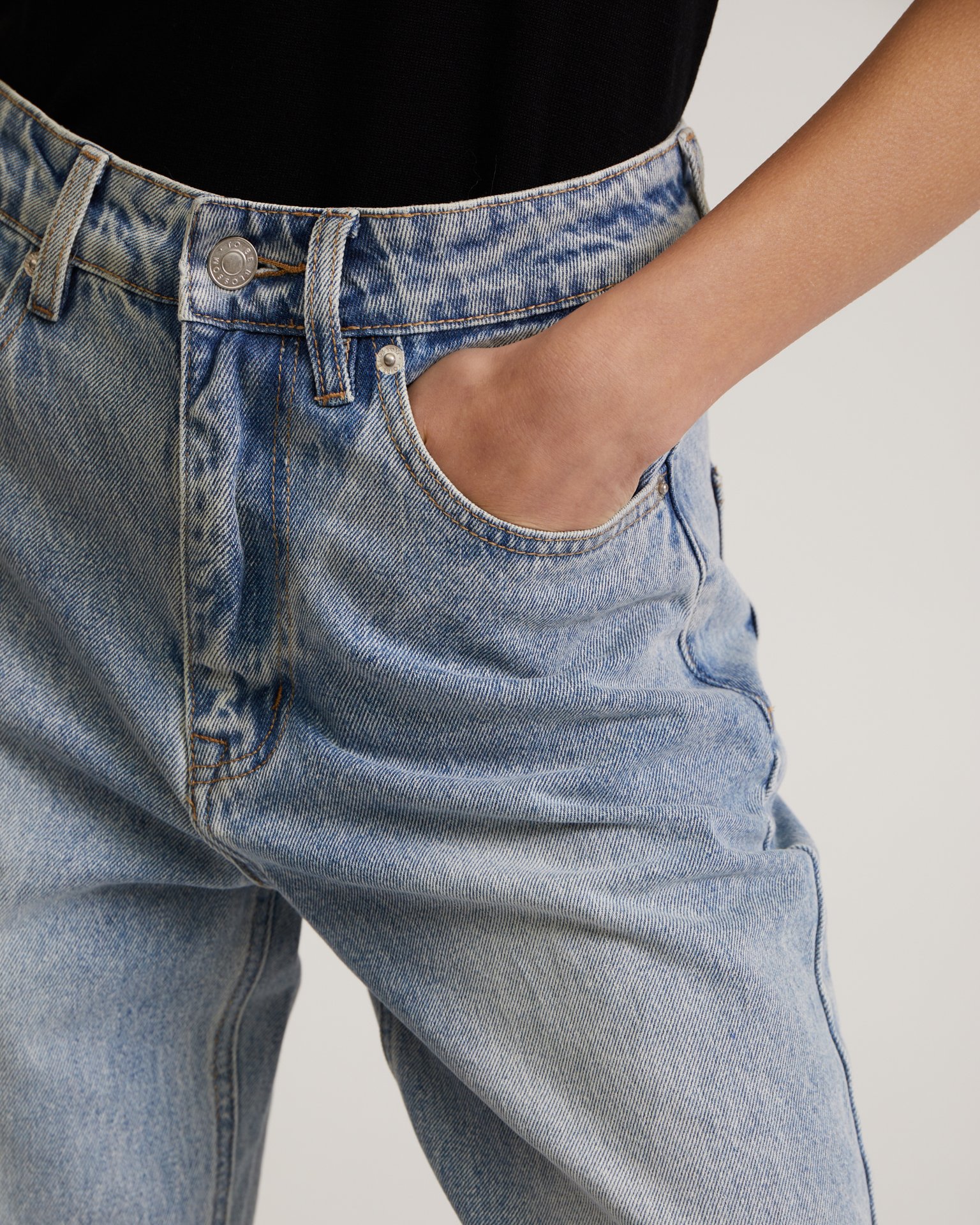 Джинсы с потертостями 8