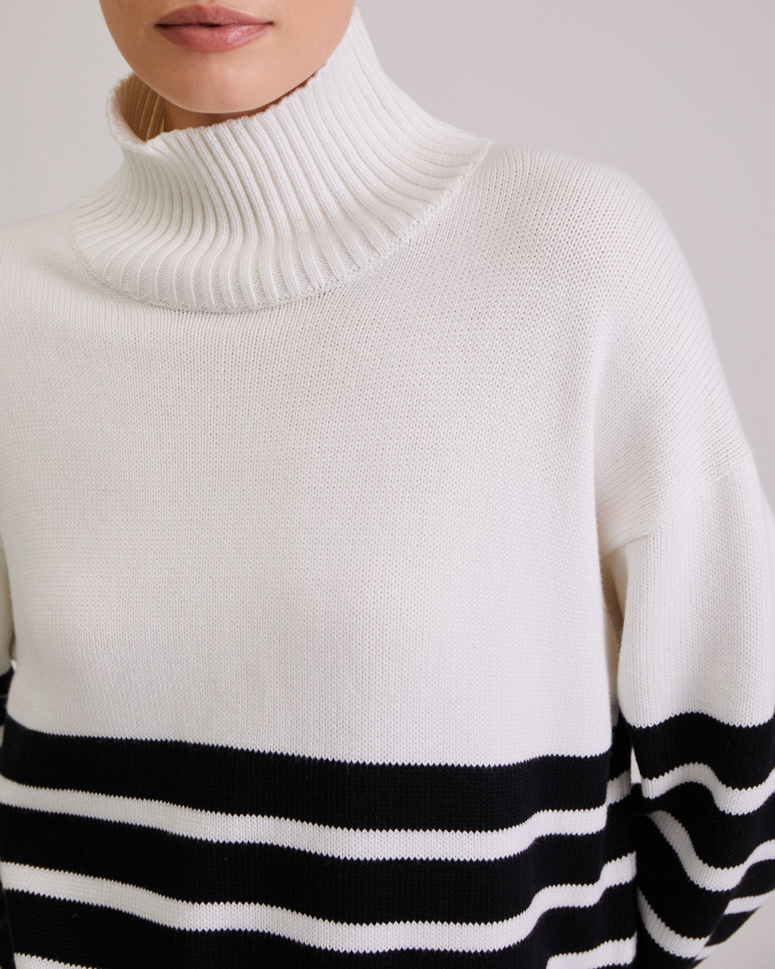 Белый джемпер в полоску 5