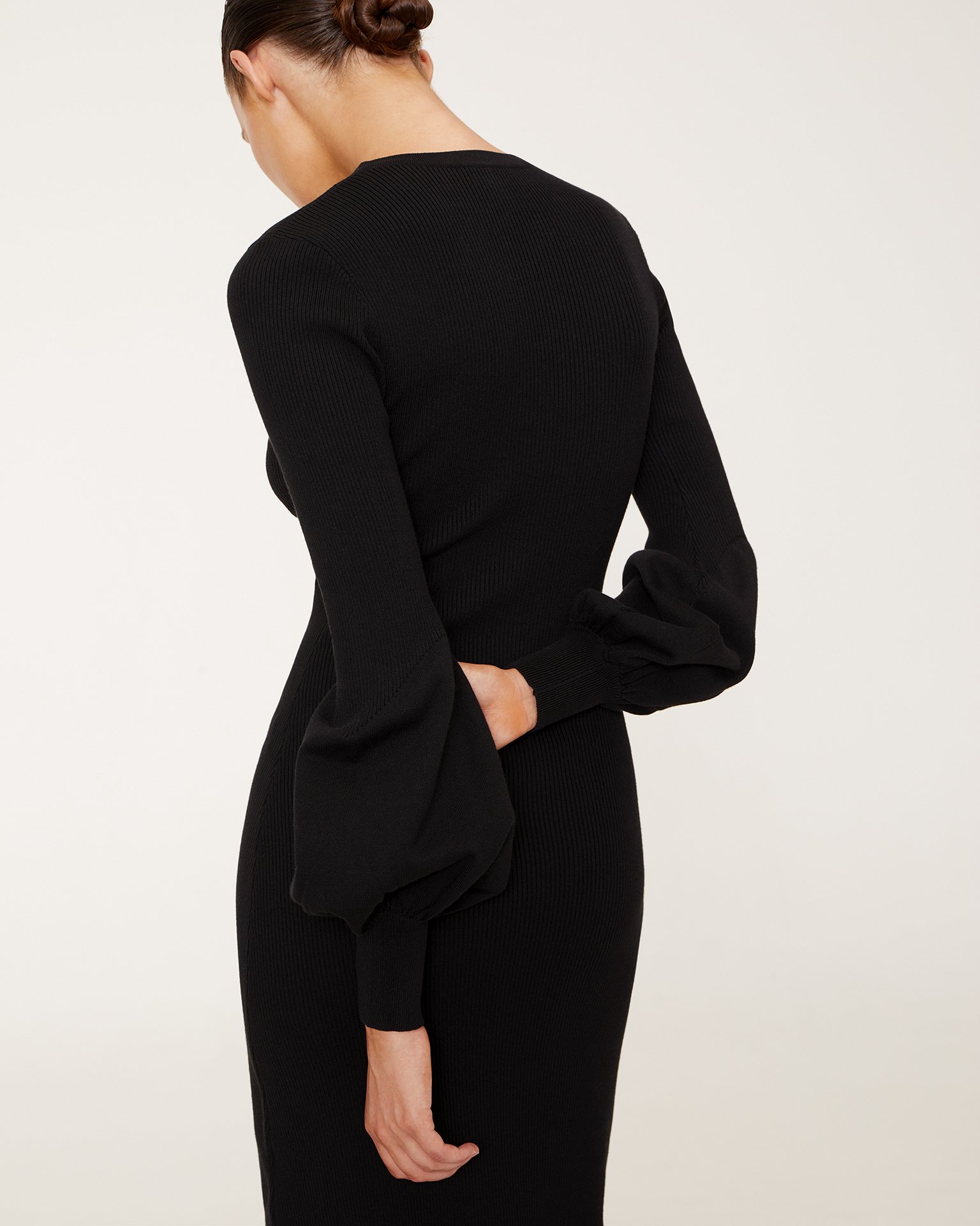 Облегающее платье миди в черном цвете 1