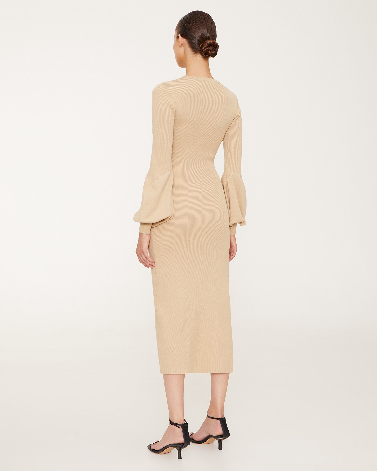 Облегающее платье миди в бежевом цвете 3