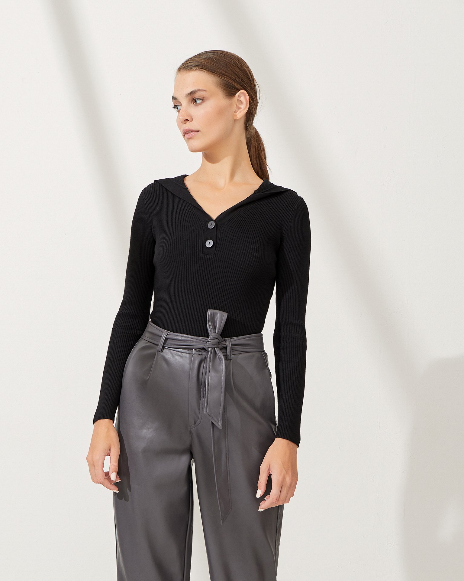 Tapered-leg trousers 4