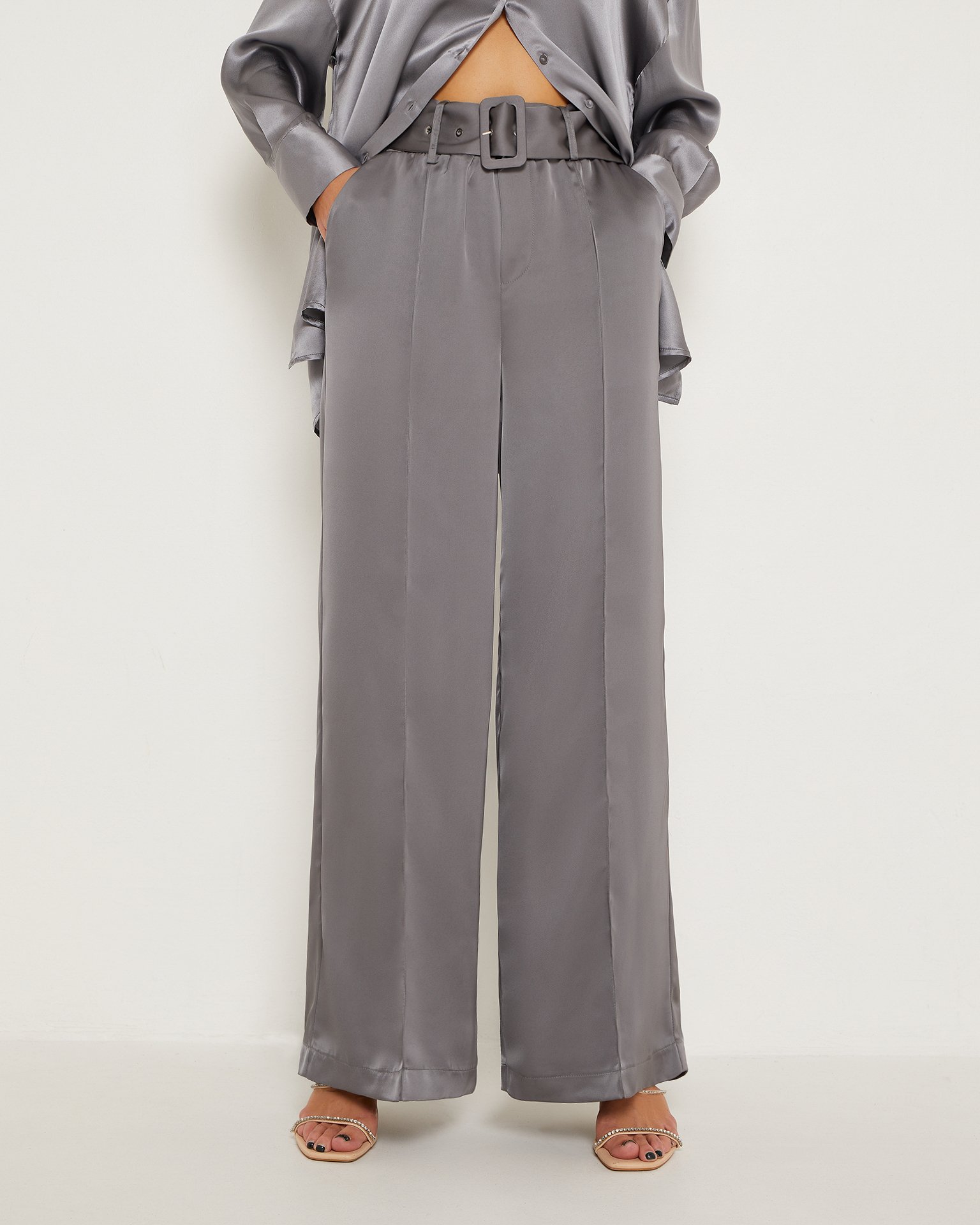 Trousers with creases 5