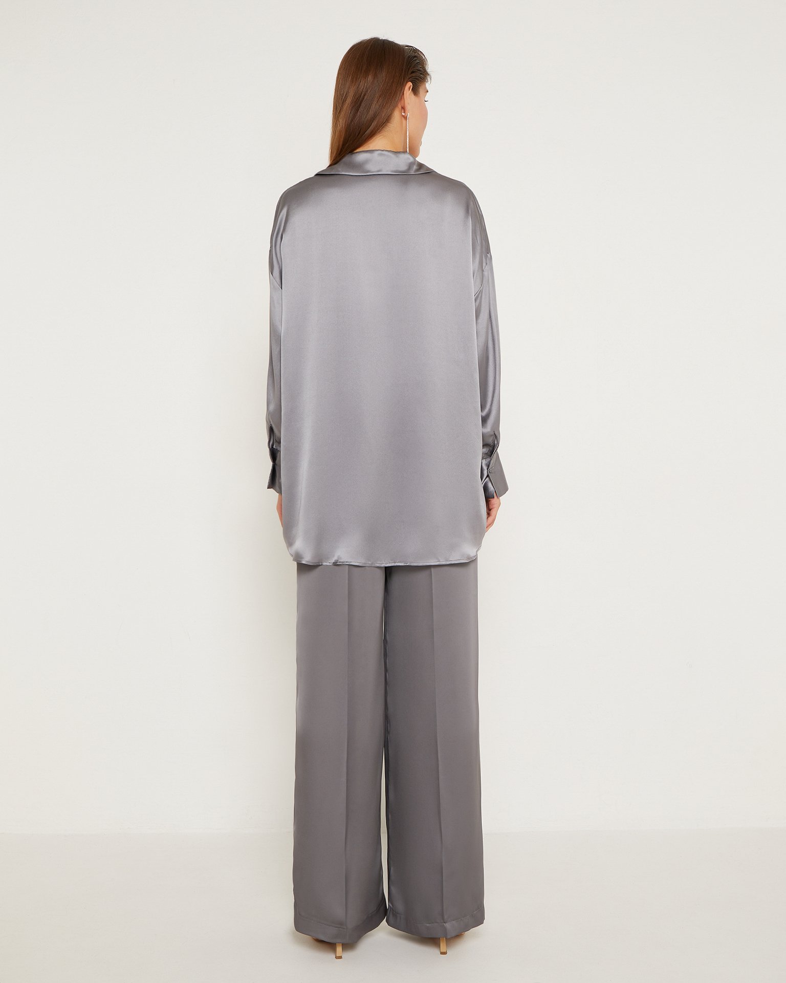 Trousers with creases 4