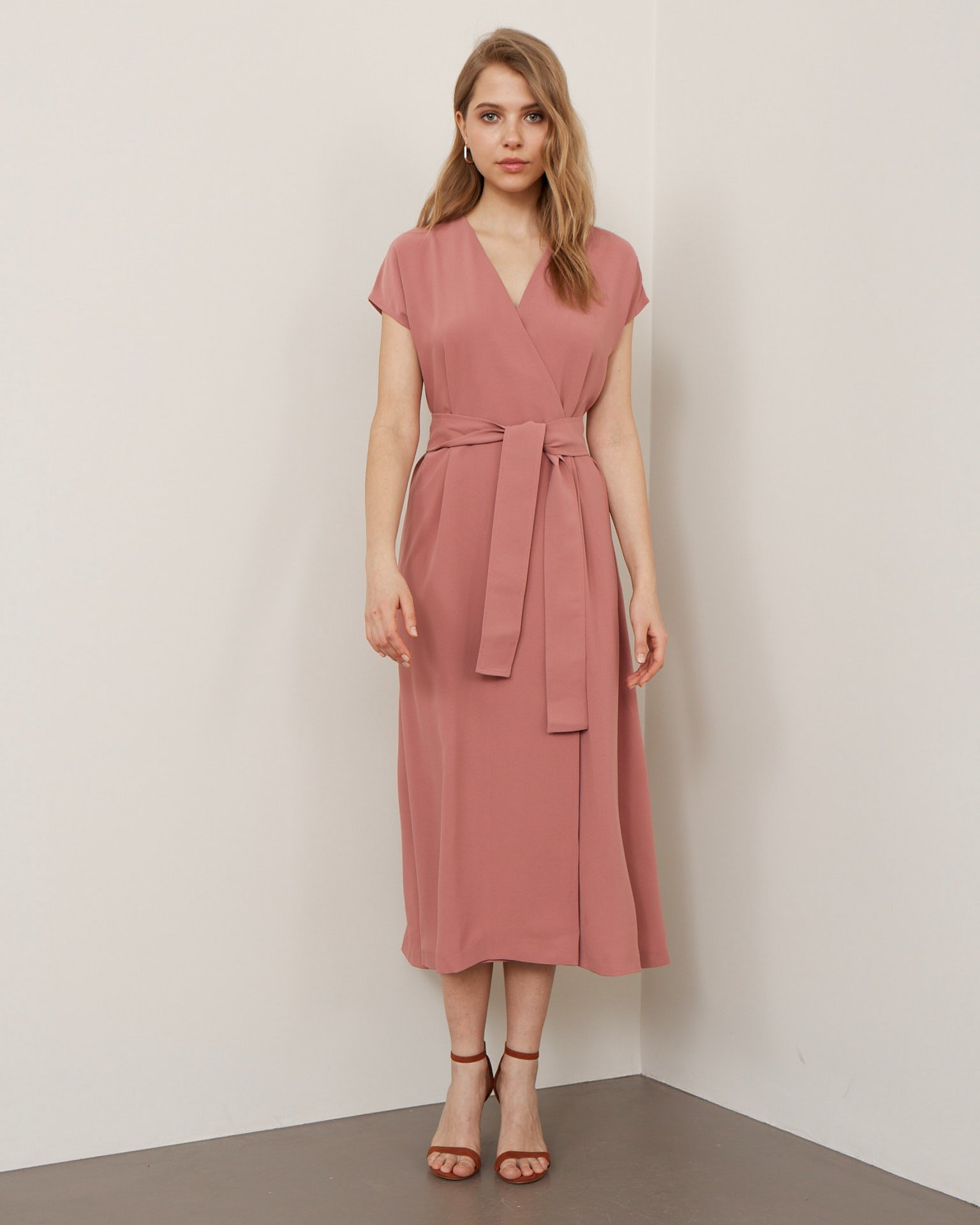 Платье с поясом на талии 3