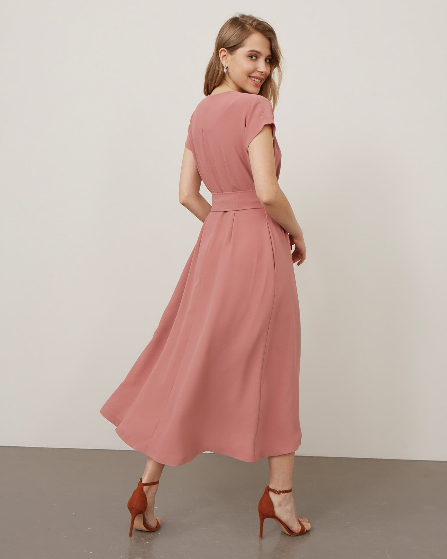 Платье с поясом на талии 4