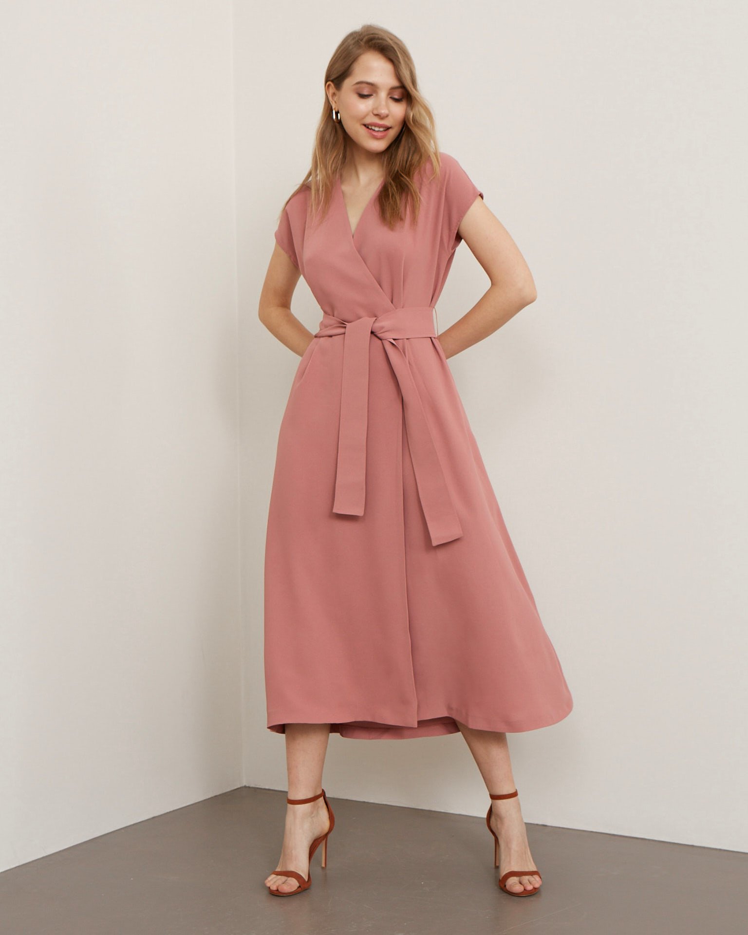 Платье с поясом на талии 2