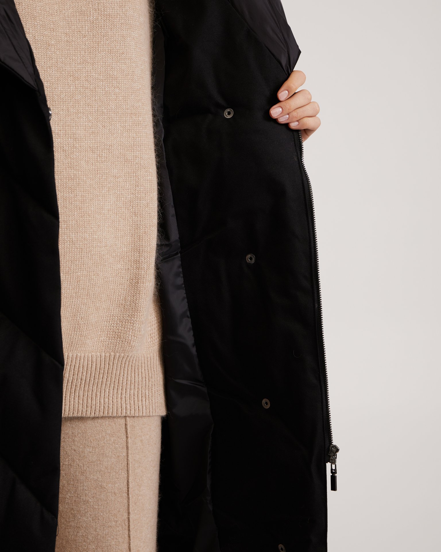 Пуховик с поясом в черном цвете 13