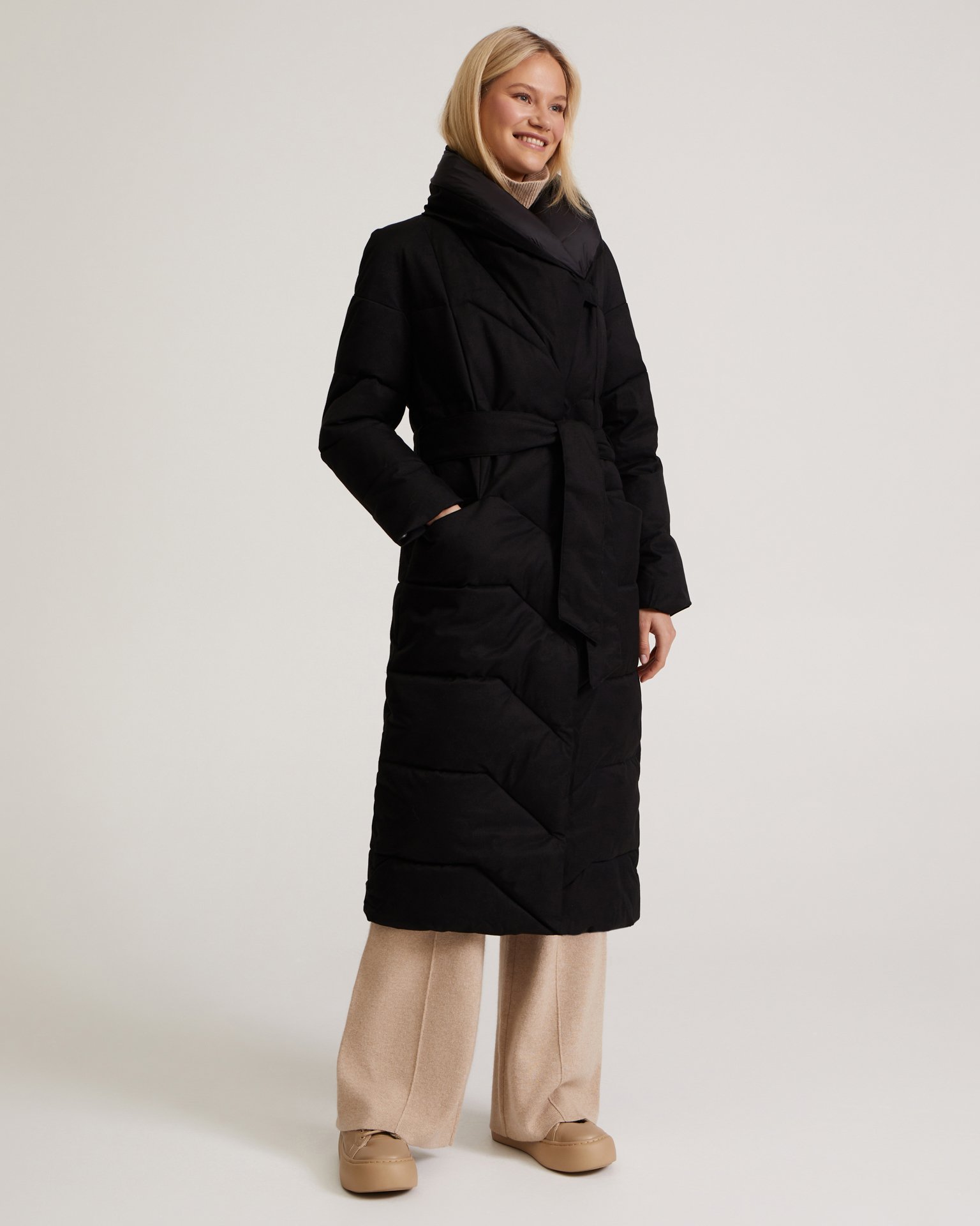 Пуховик с поясом в черном цвете 6