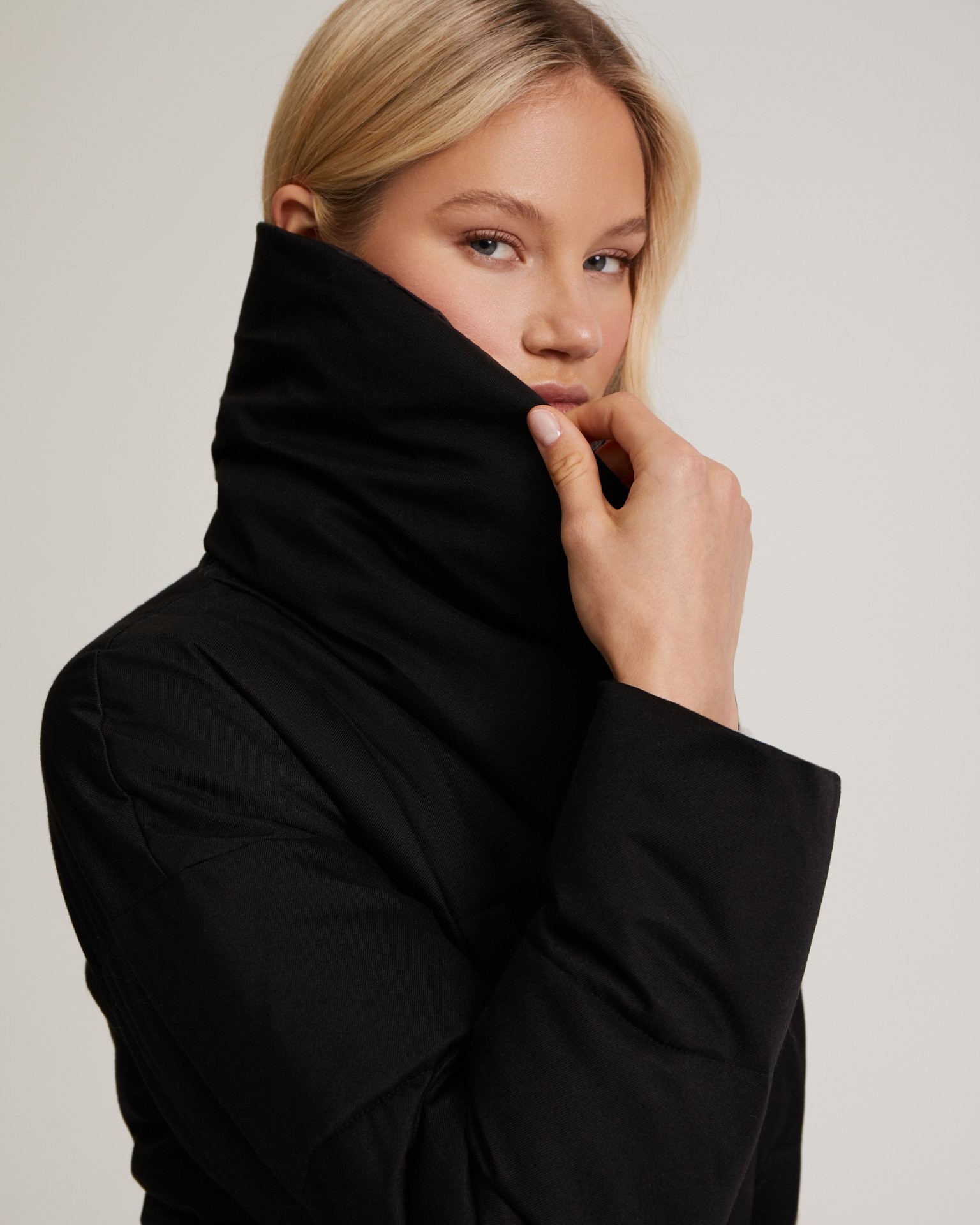 Пуховик с поясом в черном цвете 10