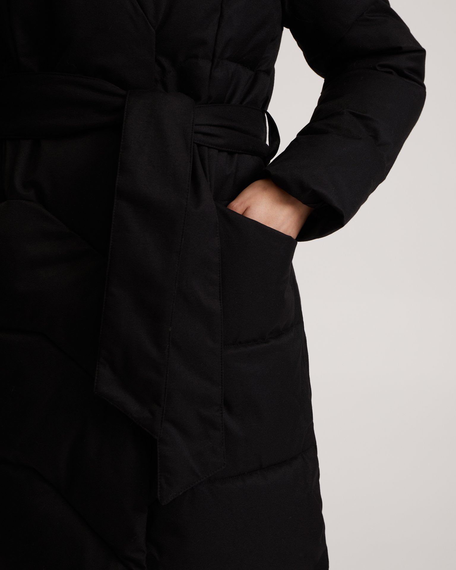 Пуховик с поясом в черном цвете 12